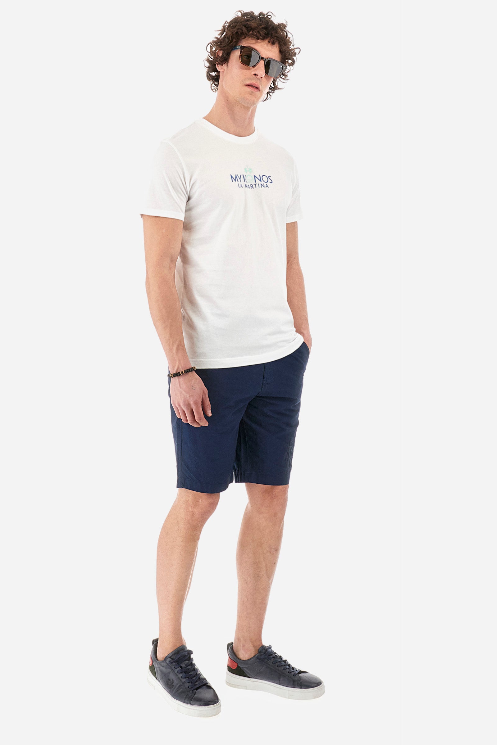 Men's short-sleeved T-shirt with a crew neck in a single colour. Made of 100% cotton. Printed on the front are the words "Mykonos" and "La Martina". On the back we find stylised prints inspired by Greece and the lettering that is also present on the front. Regular fit. The model wears a size L. - Optic White