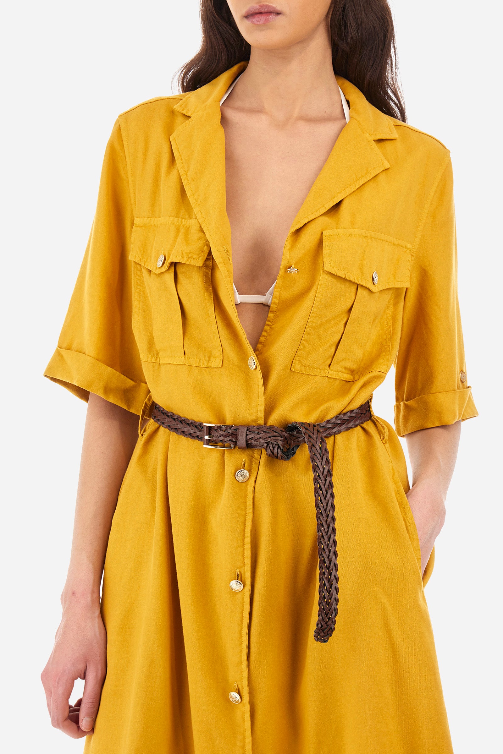 Women’s short-sleeved dress in solid color, made of twill tencel fabric. Flared silhouette, length above the knee. Waist marked by the belt supplied with the head, England capsules. V-neck and button closure. Two front pockets, also with button closure. On the back embroidery of La Martina logo tone on tone. The fit is regular. The model wears a size IT40. - Arrowwood