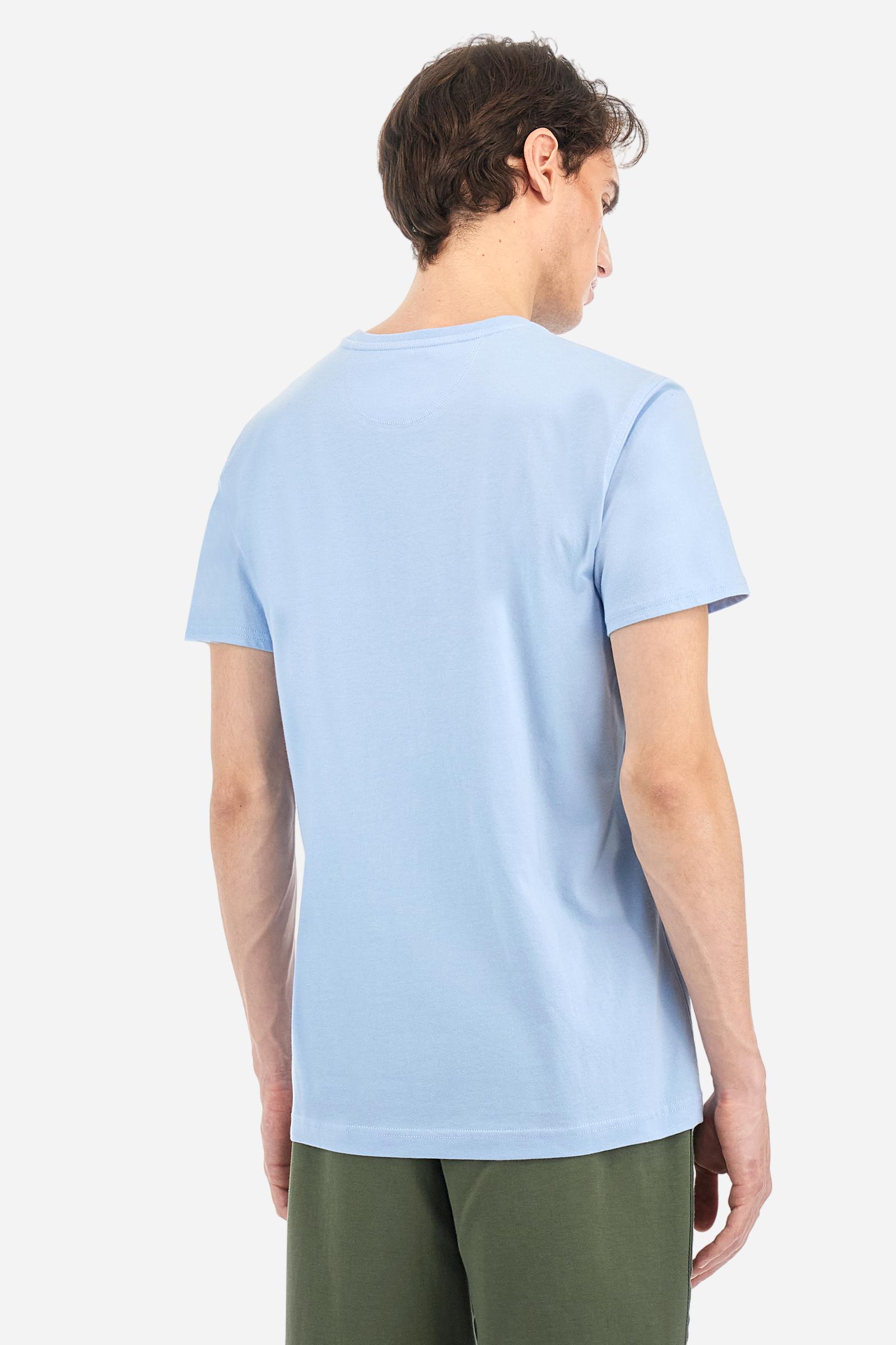 Men's short-sleeved crew-neck T-shirt in solid colour with embroidered logo in contrasting colour on the chest. Made of 100% cotton with a regular fit. It is perfect paired with Bermuda shorts or trousers for a casual and trendy look. Suitable for leisure time. The model is 187 cm tall and wears a size L. - Vista Blue