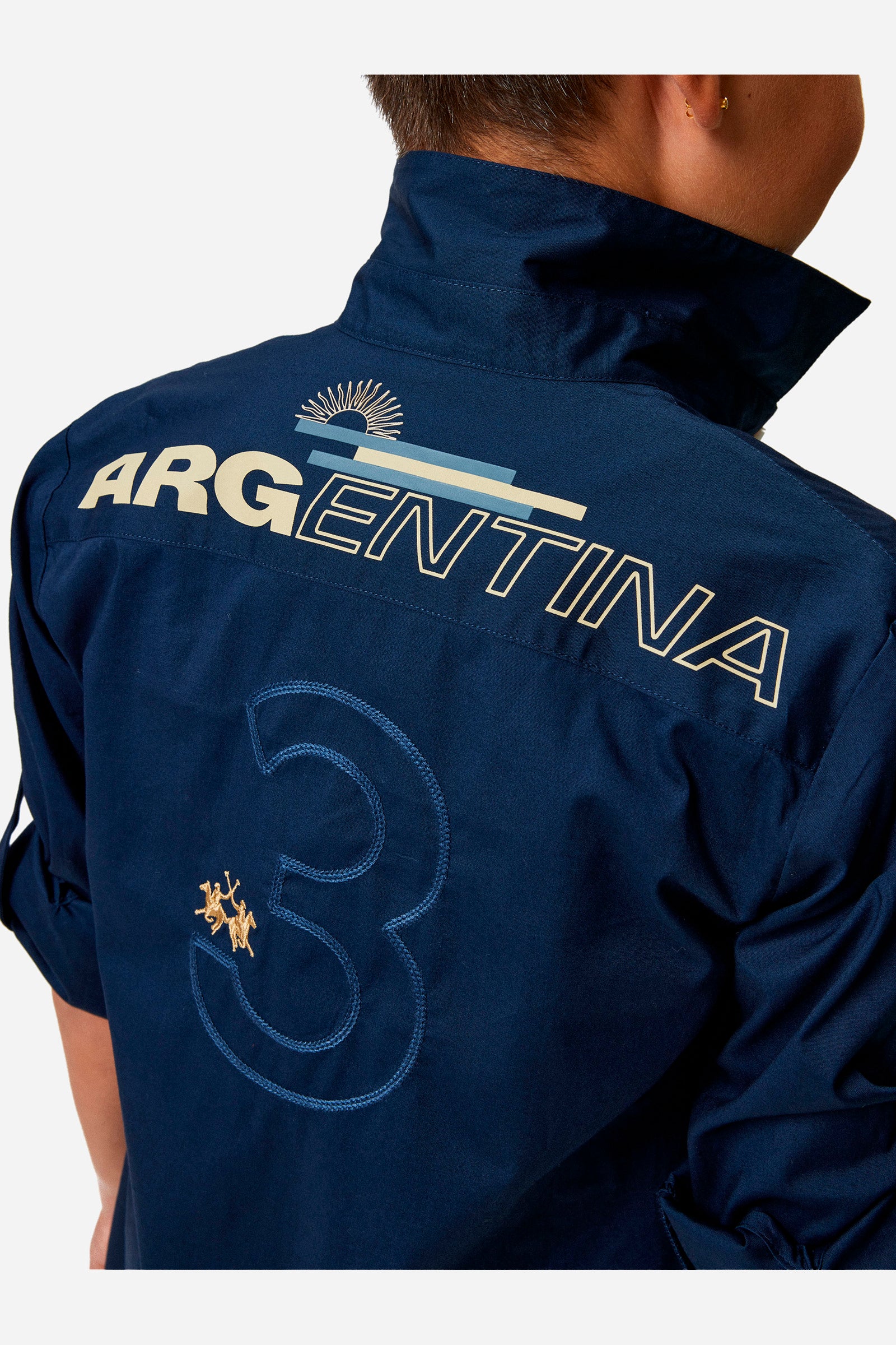 Single-colour boys' shirt made of cotton poplin. Pointed collar. Regular line. On the back there is a large rubberised print. The logo is on the chest, left side. - Navy