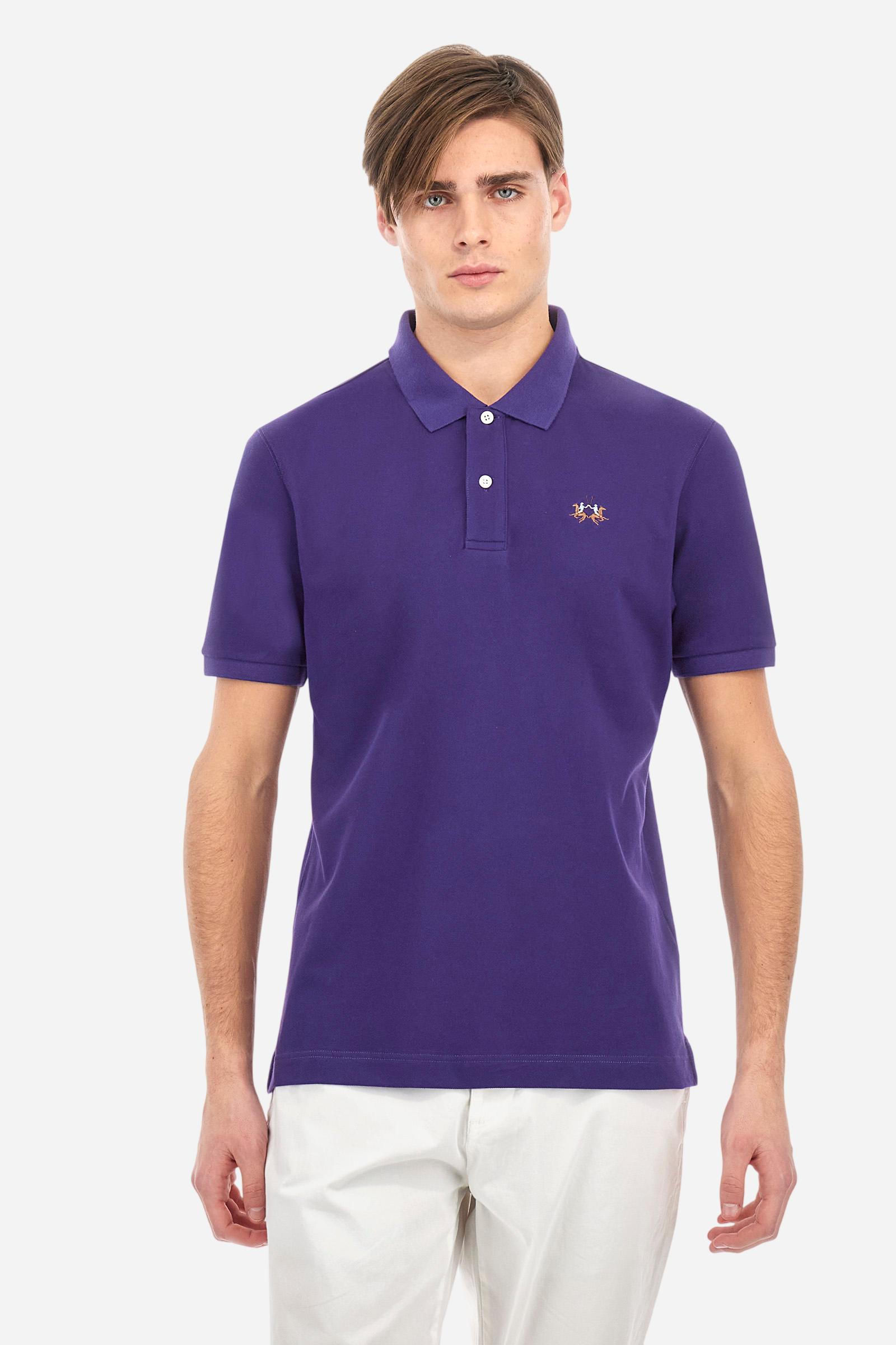 Men's plain short-sleeved polo shirt made from stretch piqué. Two-button fastening. The collar and cuffs are made from tone-on-tone ribbed fabric. Under the collar, there is a contrasting fabric panel with embroidered multicoloured lettering. The logo is embroidered on the left side of the chest in contrasting thread. Slim fit. The model is wearing a size L. - Acai