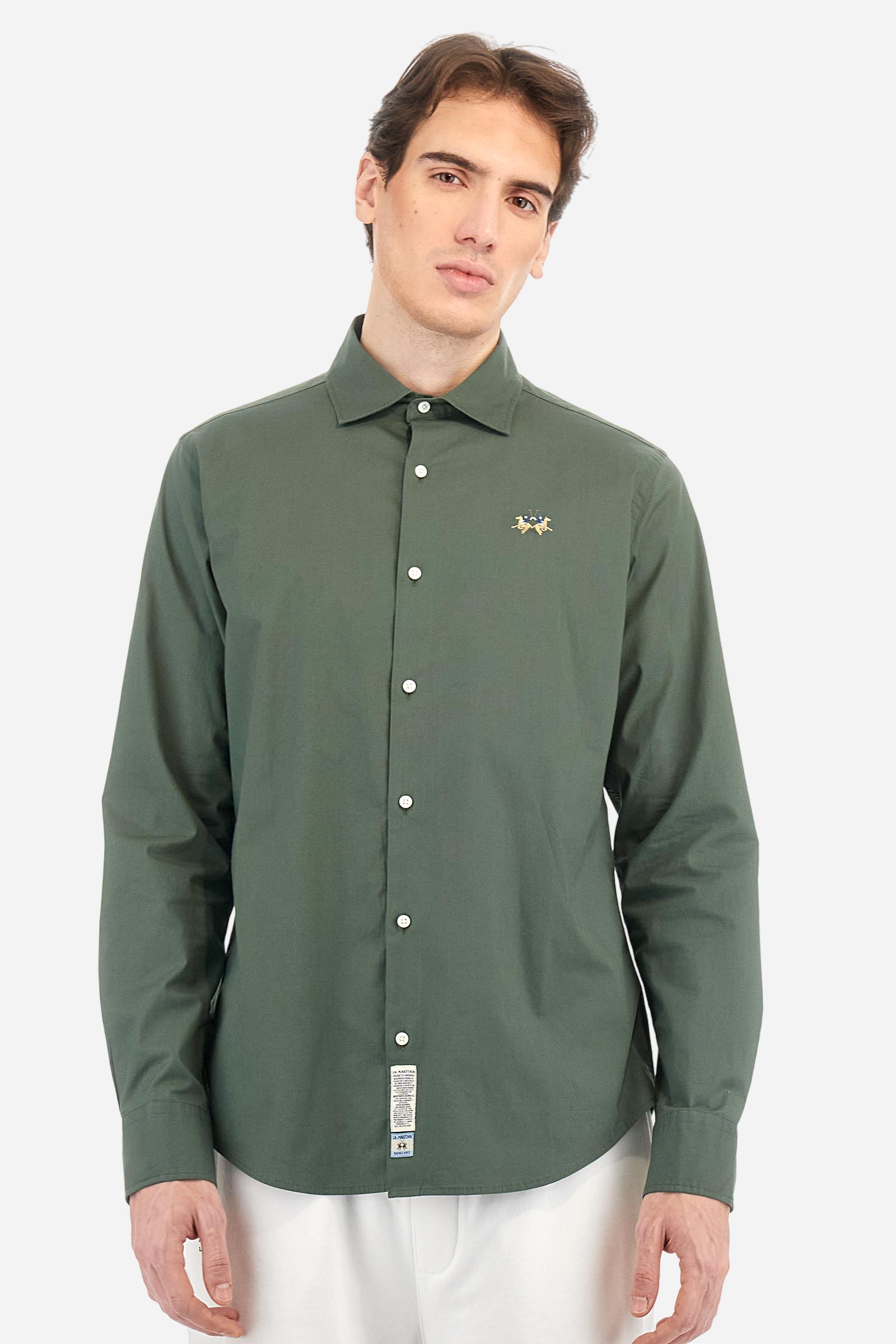Men's single-colour long-sleeved shirt, made from 100% cotton poplin. Spread collar. The tricolour logo embroidery is on the chest, left side. The fit is slim. The model is wearing a size L. - Thyme