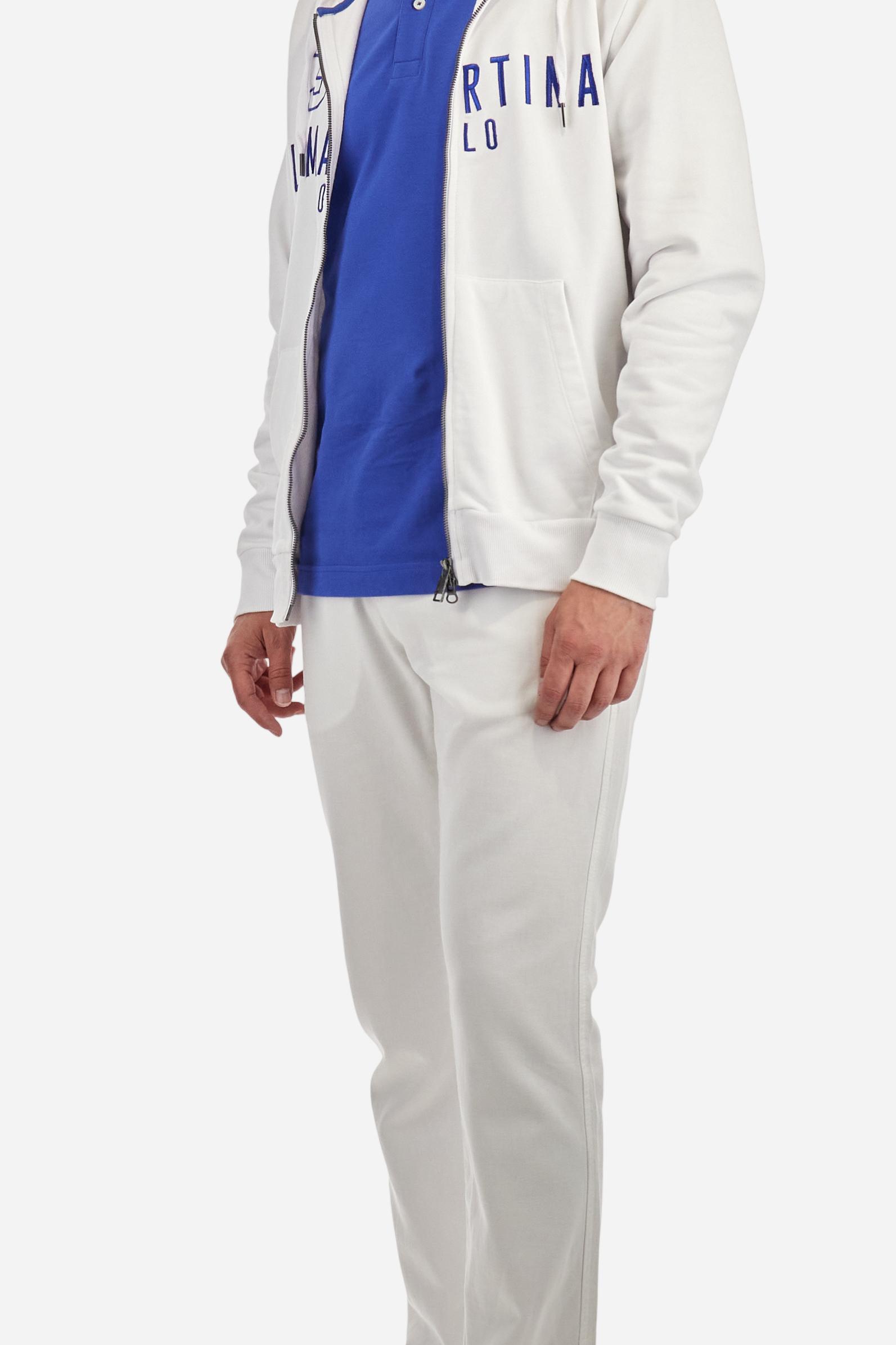 Single-colour men's chino trousers made of cotton and linen canvas. Straight leg. Zip fastening and faux horn button. The side pockets are inserted in the side and on the front, at the right, under the strap, there is a small coin pocket. The back pockets are double-welted and fasten with a visible faux horn button. The logo is present on a fabric patch sewn on the back. Regular fit. The model is wearing a size 33. - Optic White