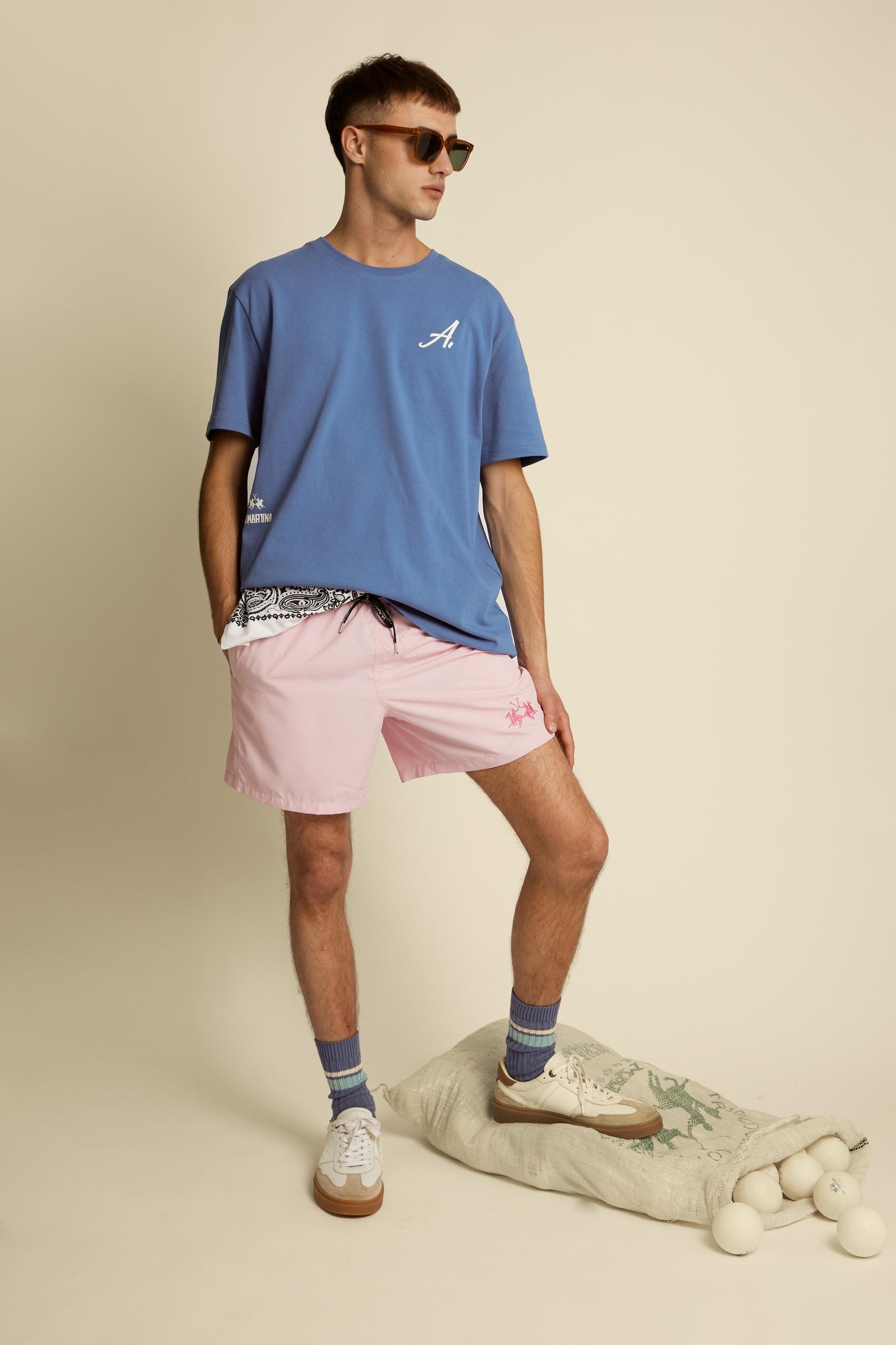 Men’s short sleeve T-shirt made of soft-hand 100% cotton jersey. Crew neck with matching ribbed collar and bold graphics inspired by the Argentine Team aesthetic. The letter A is embroidered on the chest, while the back features a large contrast text print recounting the brand’s history, enriched with iconic logos and slogans. Small contrast print with brand logo on the right side. Contemporary fit, comfortable and modern. The model wears size L. - Riviera