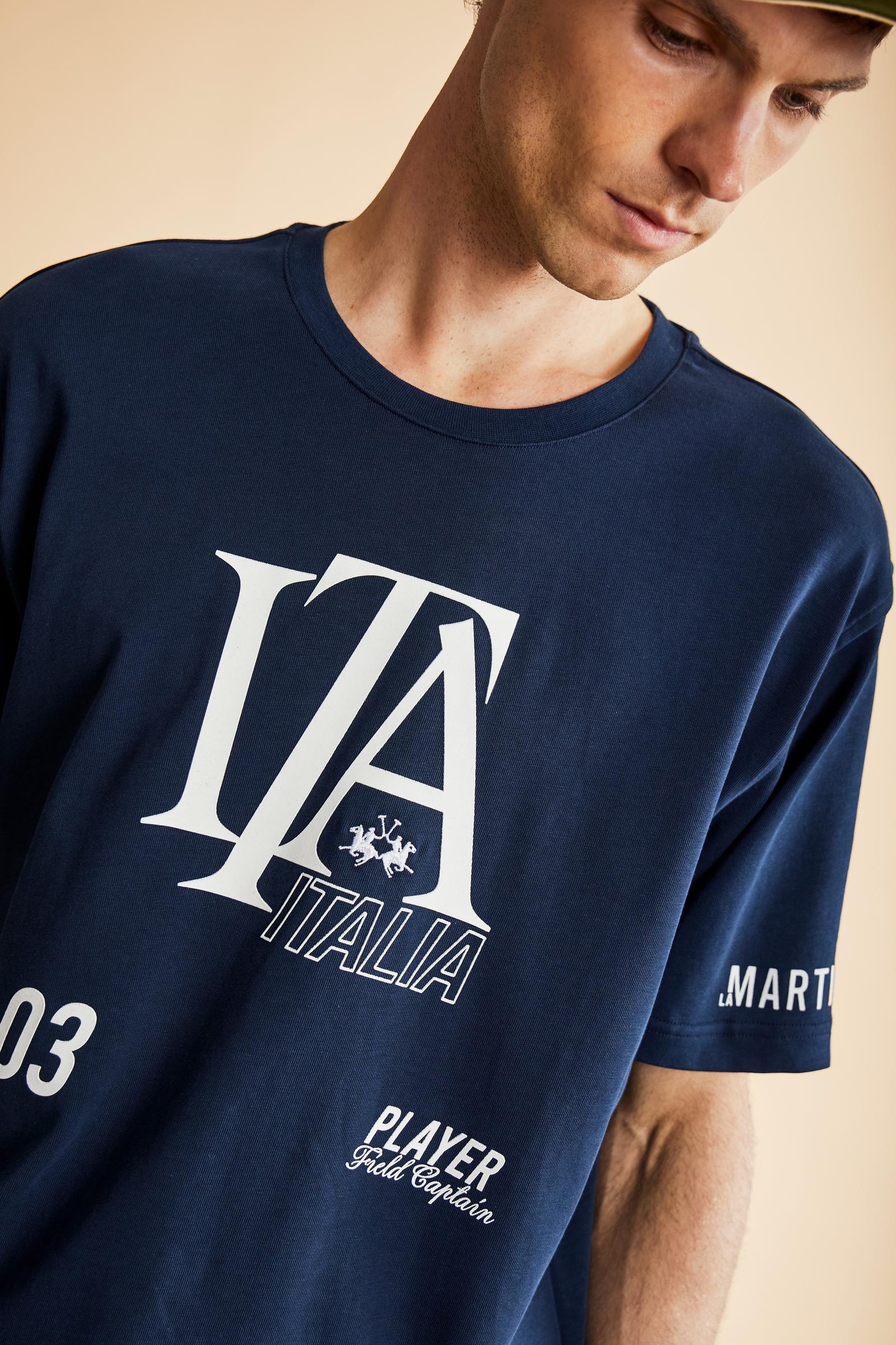 Men’s short-sleeve cotton jersey T-shirt with a contemporary, clean design. Contemporary fit and bold blue graphics inspired by the “Player” theme. - Navy