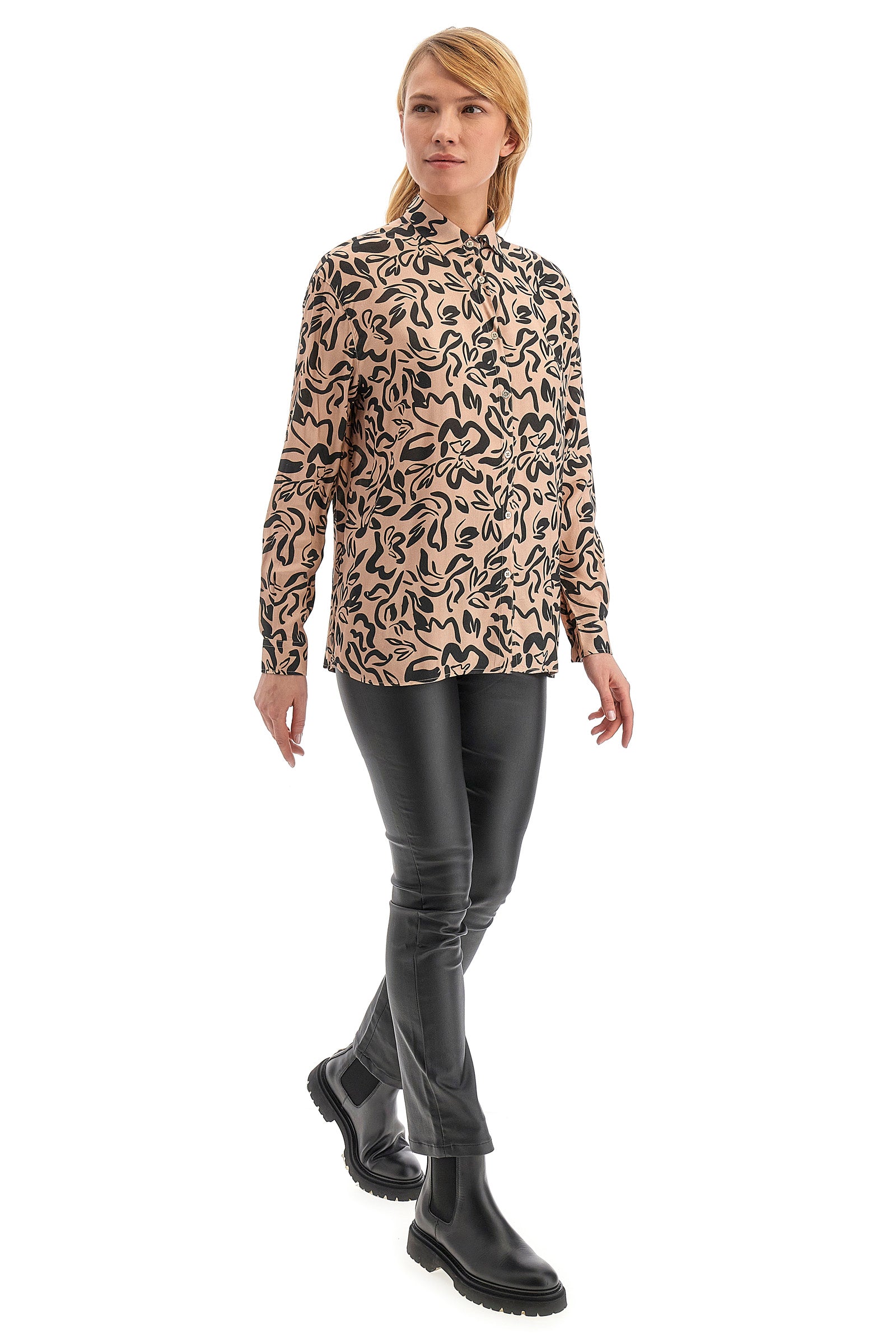 This women's shirt is made from 100% viscose and has a regular fit with long sleeves. The pattern of the Timeless line makes this shirt elegant and versatile, suitable for many different occasions. Its quality makes it durable and comfortable to wear, without compromising on elegance and style. Perfect for women looking for a refined and stylish look. The model is 174 cm tall and wears a size 2. - Morganite/Black