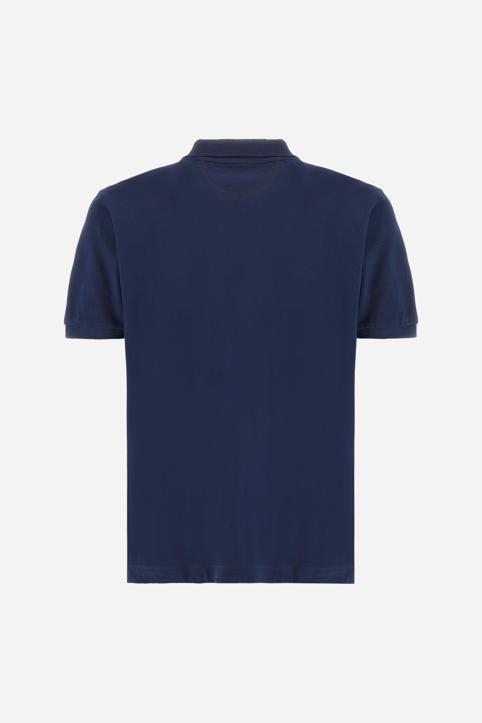 Men's plain-coloured, short-sleeved, regular-fit cotton polo shirt. Contrasting La Martina logo sewn onto the chest. This versatile garment goes perfectly with a pair of jeans from the collection. - Navy