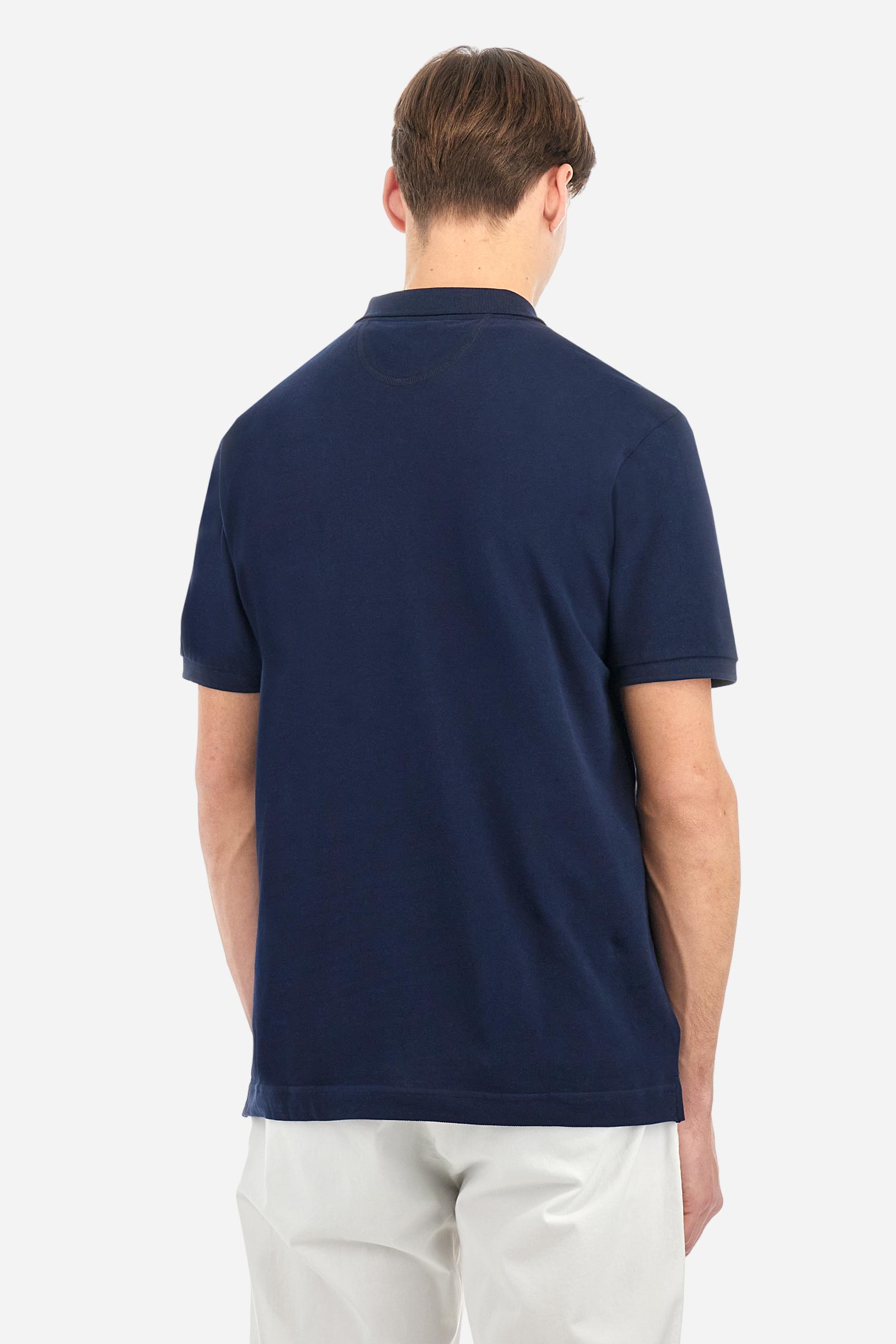Men's plain-coloured, short-sleeved, regular-fit cotton polo shirt. Contrasting La Martina logo sewn onto the chest. This versatile garment goes perfectly with a pair of jeans from the collection. - Navy