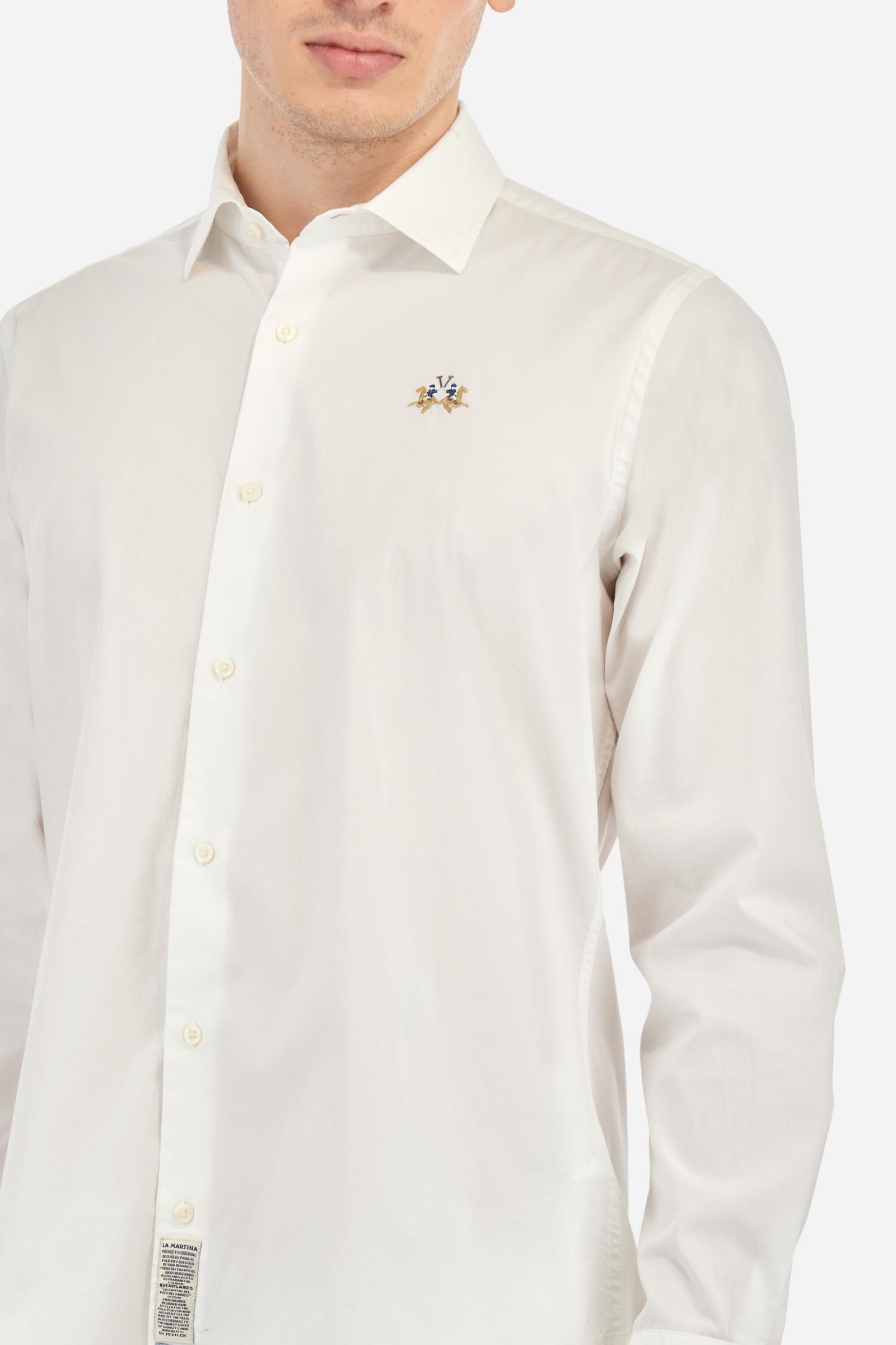 Men's single-colour long-sleeved shirt, made from 100% cotton poplin. Spread collar. The tricolour logo embroidery is on the chest, left side. The fit is slim. The model is wearing a size L. - Optic White