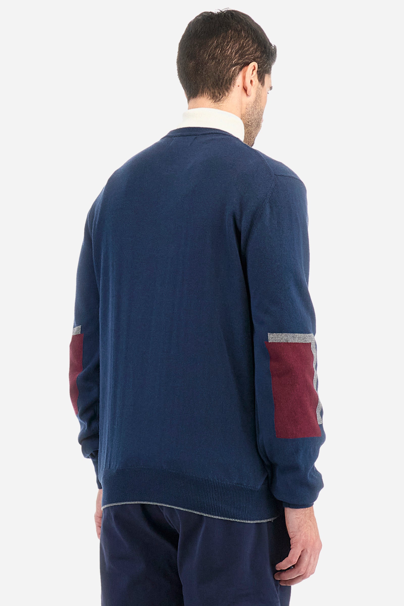 Men's long-sleeved plain crew neck pullover, made from cotton and wool. Ribbed cuffs and hem. Contrasting coloured fabric patches appliquéd on the elbows. The logo is embroidered on the front. Regular fit. The model is wearing a size L. - Navy
