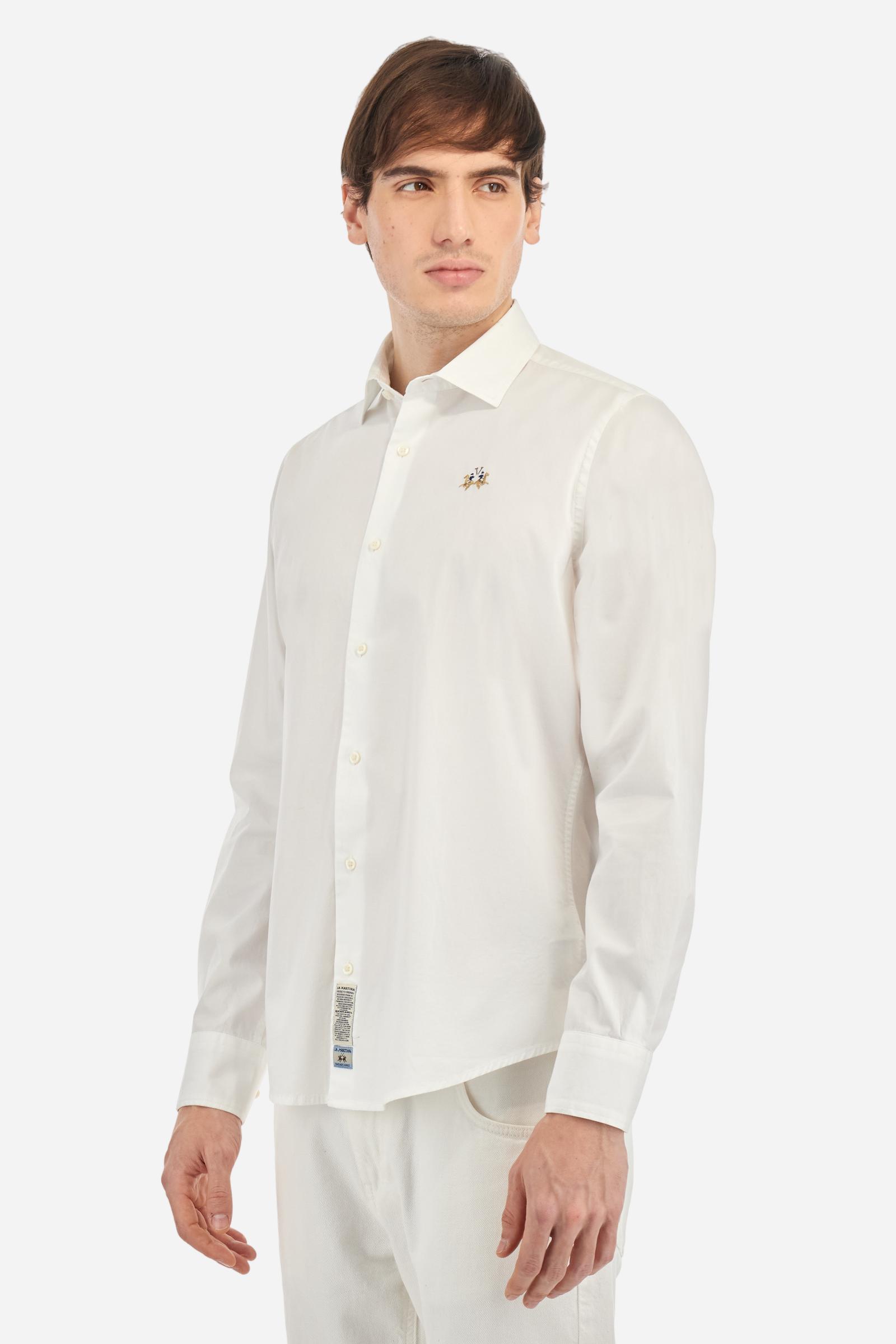 Men's single-colour long-sleeved shirt, made from 100% cotton poplin. Spread collar. The tricolour logo embroidery is on the chest, left side. The fit is slim. The model is wearing a size L. - Optic White