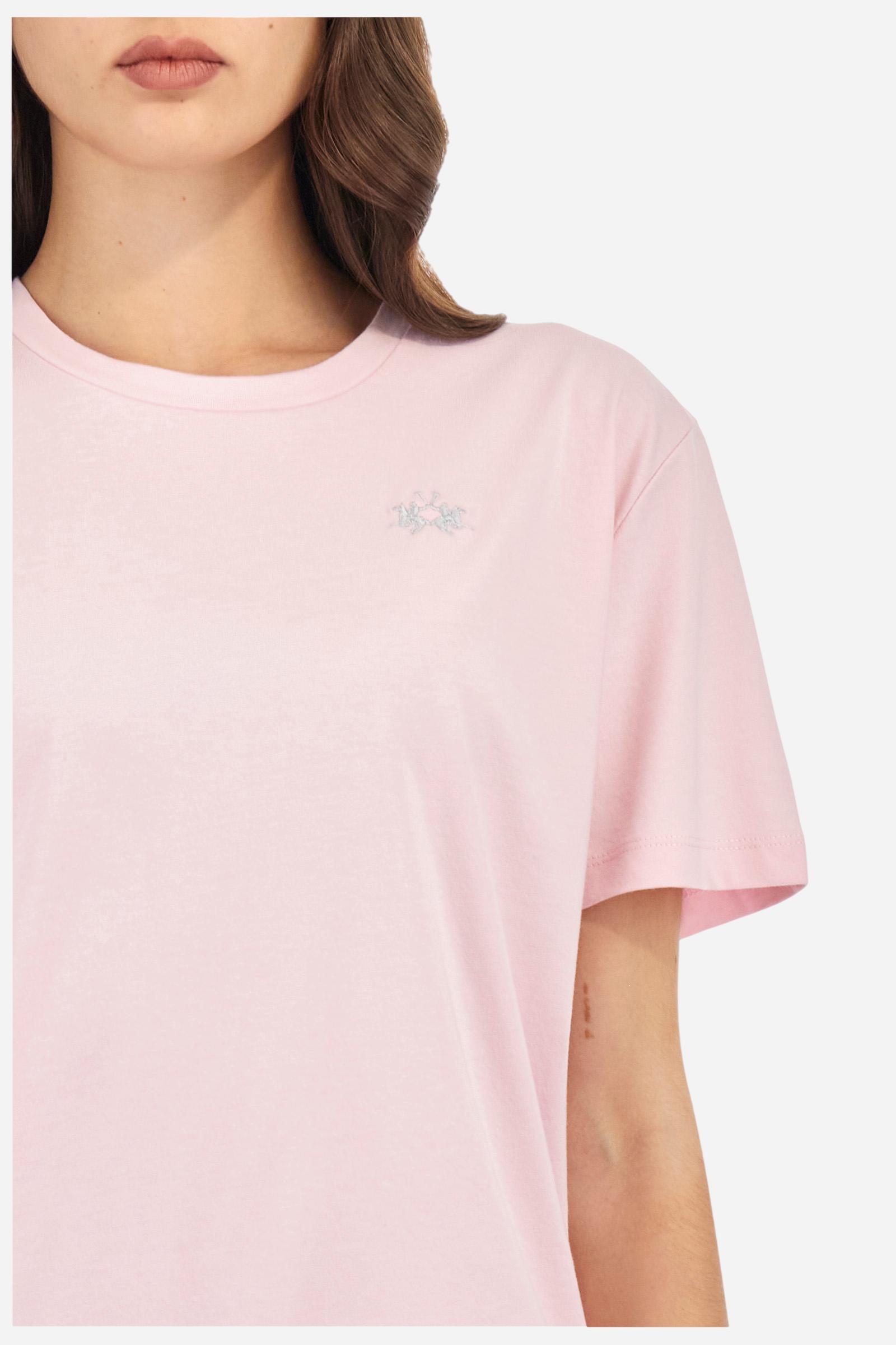 Single-colour short-sleeved women's T-shirt made of cotton jersey. Crew neck. Featuring contrasting jersey necktape detailing inside. The logo is embroidered on the chest, left side. The fit is regular. The model is wearing a size 2. - Parfait Pink