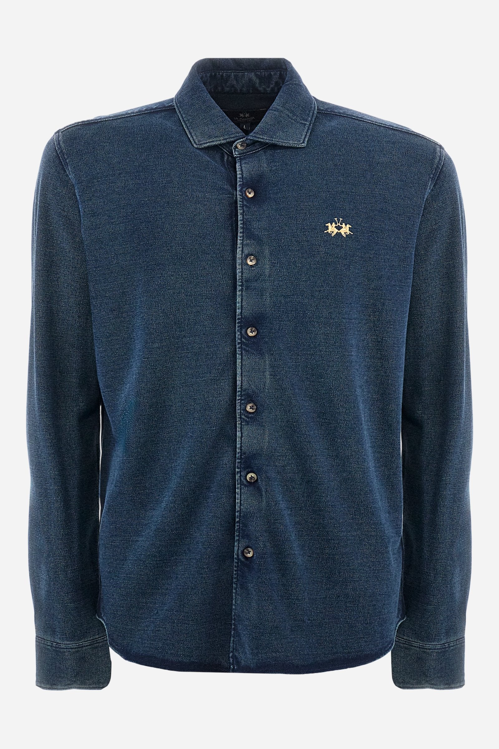 Men's long-sleeved shirt made of 100% cotton pique in indigo. Dark wash. Spread collar. The logo is embroidered in a contrasting colour thread on the left side of the chest. Regular fit. The model is wearing a size L. - Dark Indigo Denim
