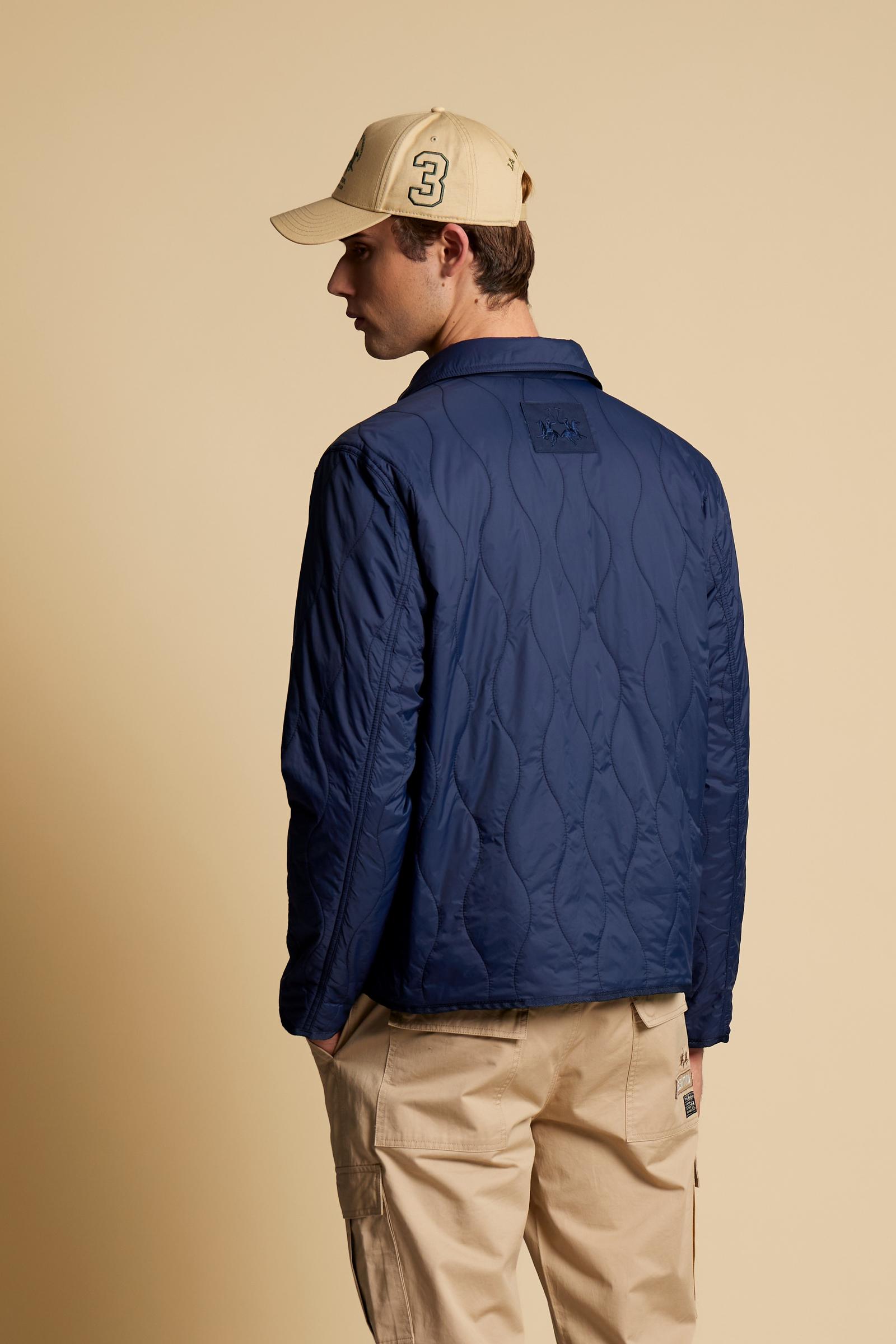 Men’s quilted nylon overshirt featuring a wave pattern, zip and horn-effect button fastening, large front pockets, and an embroidered logo on the back. Regula - Navy