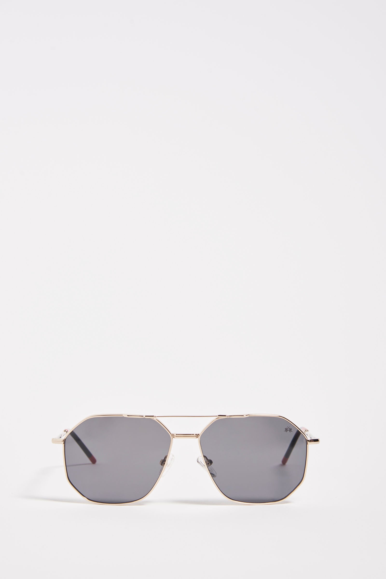 Men's metal teardrop sunglasses. This classic style model features a small La Martina logo on the temple and lenses with internal blue anti-reflection. The details on the end of the golden frame make the glasses particular, allowing them to be worn with any look and always be in fashion. - SHINY GOLD