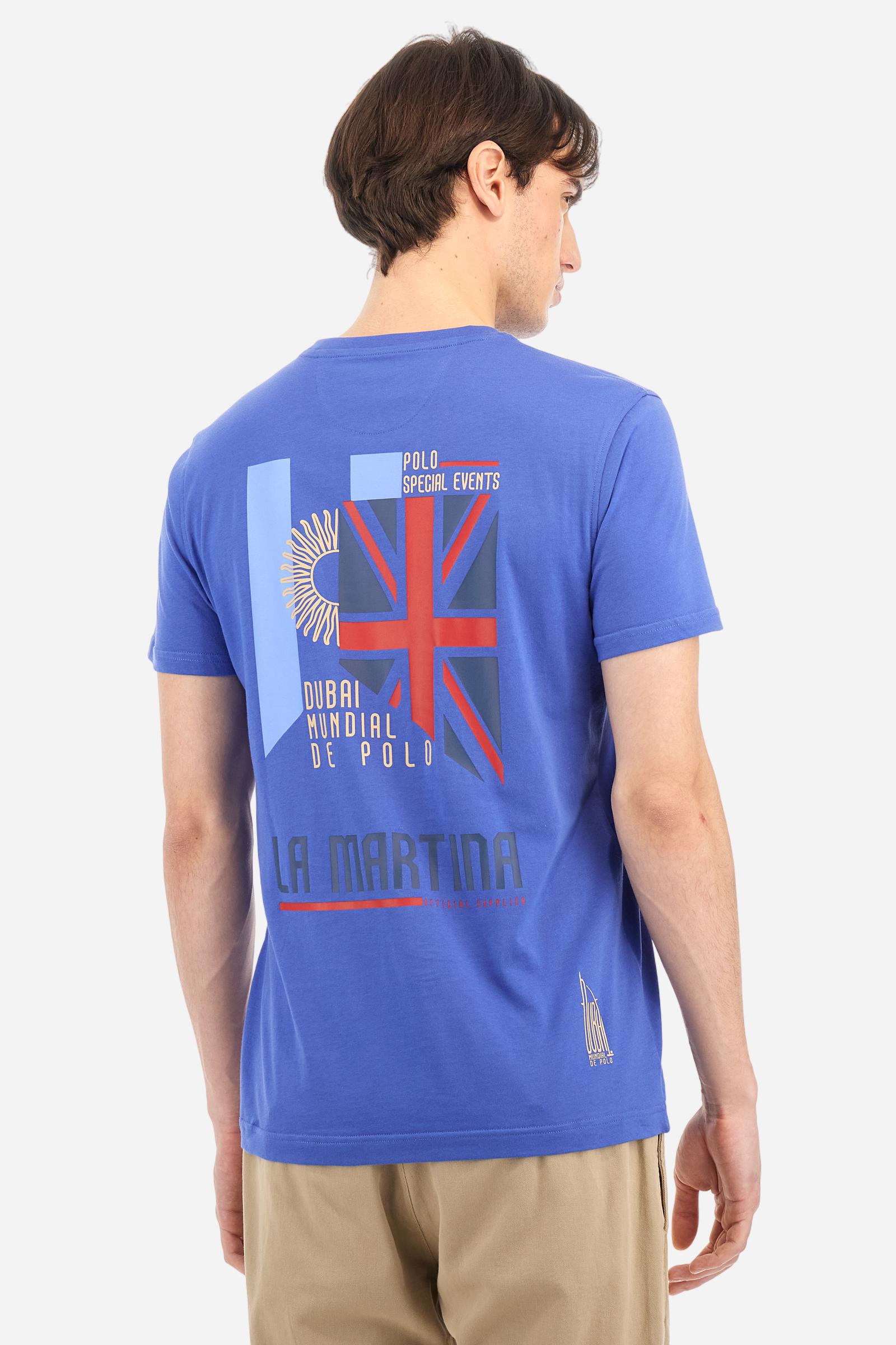 Men's plain cotton jersey short-sleeved T-shirt. Ribbed crew neck. On the front, left side, there is a two-tone embroidery inspired by the polo events played between Argentina and England. On the back, the printed graphic plays with the two flags, celebrating the Dubai and La Martina polo teams with contrasting coloured writing. The logo is embroidered on the left side of the chest in contrasting thread. Regular fit. The model is wearing a size L. - Dazzling Blue