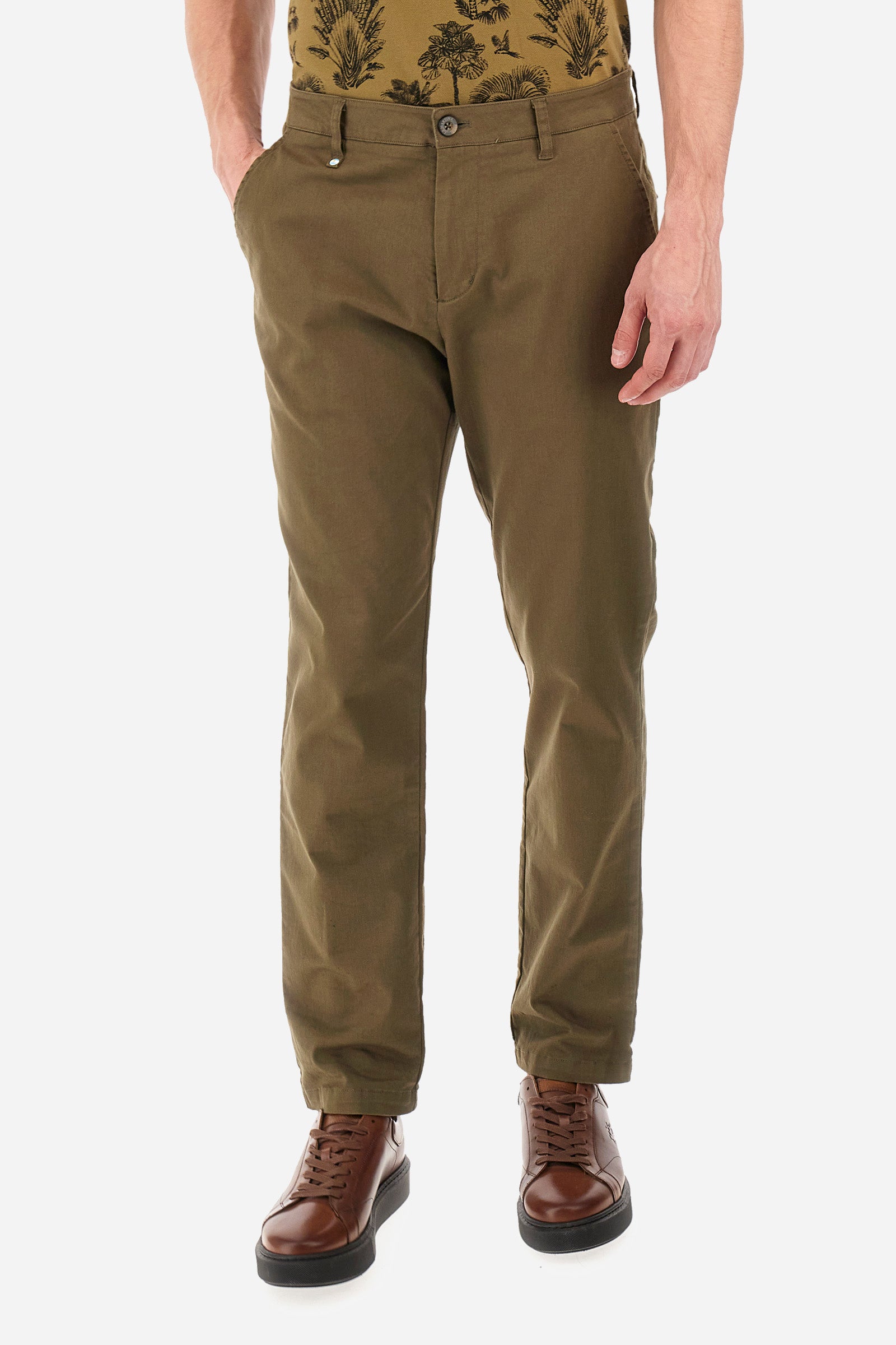 Men's single-colour chinos in elasticated cotton. With belt loops, zip and button fastening. There are two open front pockets and two closed back pockets. The logo is embroidered on the back. The fit is regular. The model wears a size 33. - Military Olive