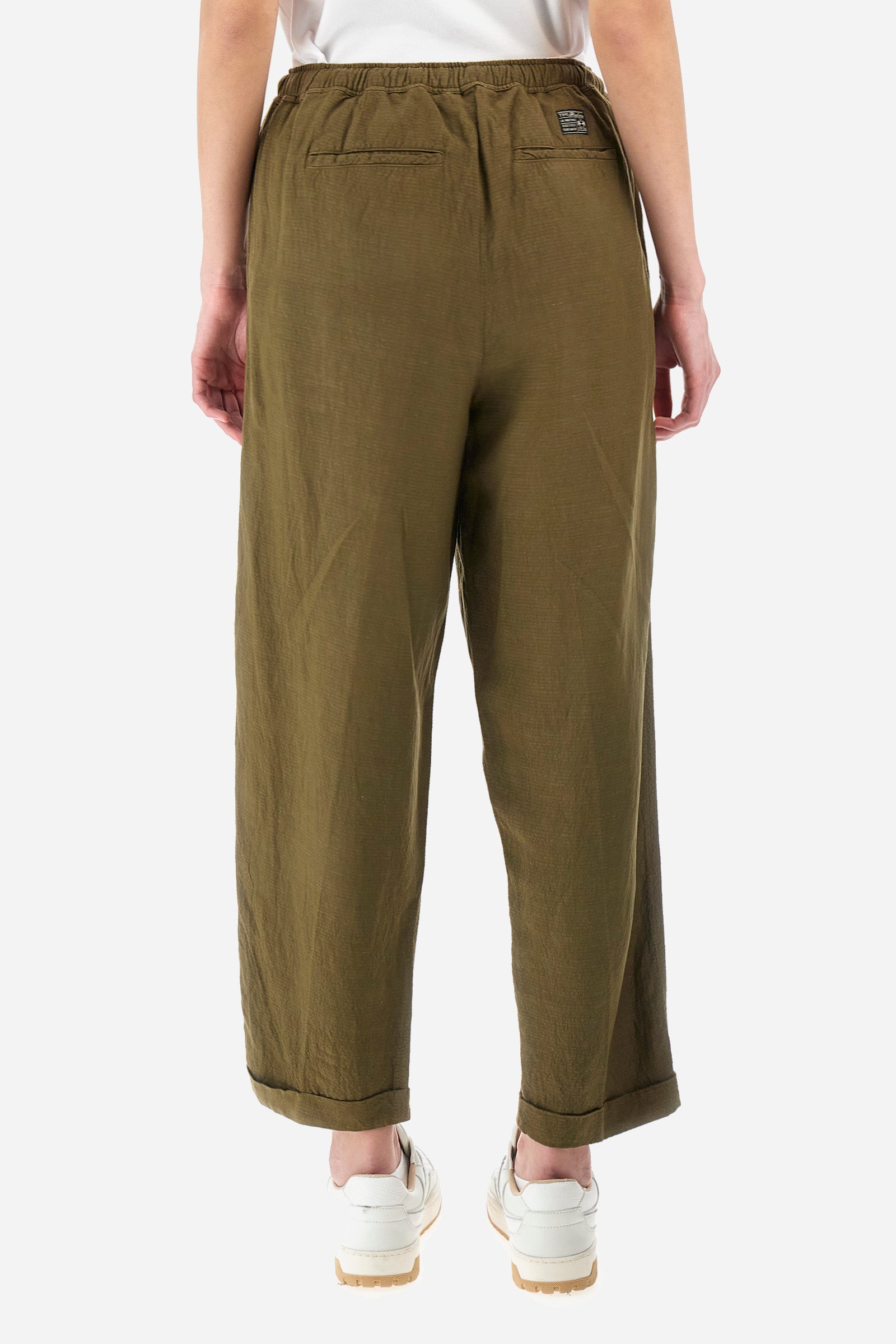 Women’s trousers in solid color, made of oxford fabric. Drawstring waist along with laces to comfortably adjust the closure. Two front pockets and two back welt pockets. The logo is applied on the back and on a metal plate sewn into the front. The fit is regular. The model wears a size 2. - Military Olive