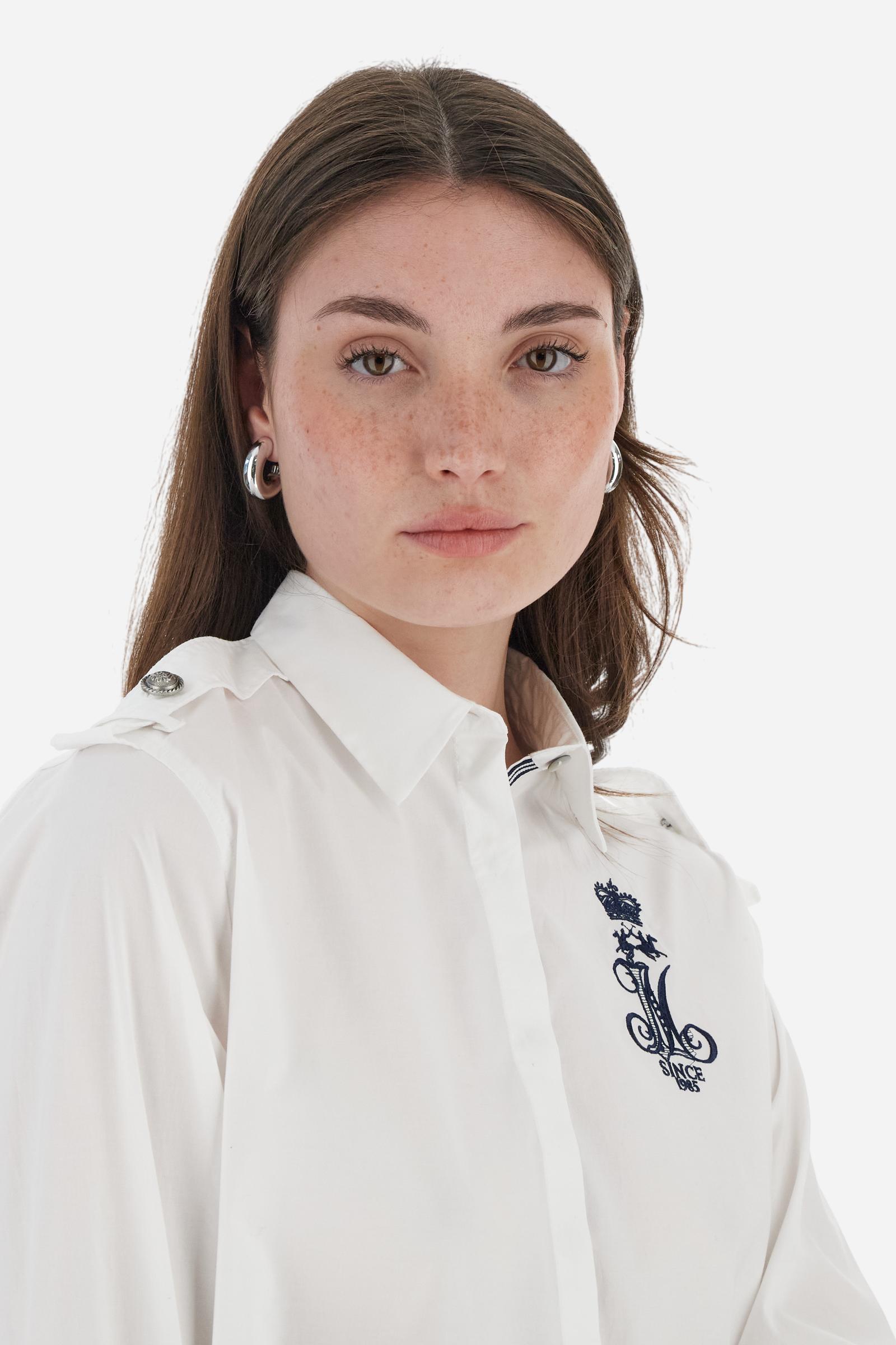 Women's shirt with single-colour sleeves, made of cotton poplin. French collar and covered buttons on the front. On the shoulders, as a motif detail, there is braiding that fastens with a loop and a large decorative button. On the left chest, the graphic with the large stylised LM and the crown logo is embroidered with contrasting coloured thread. Regular fit. The model is wearing a size 2. - Optic White