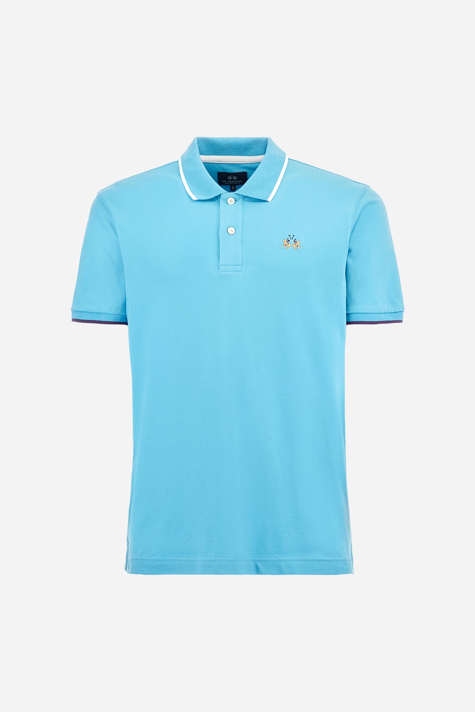 Short-sleeved, single-colour men's polo shirt made of stretch cotton piqué. Fastens with two buttons. The collar and cuffs are ribbed, and there is a colour-contrasting trim at the bottom of the collar. Inside the collar there is a grosgrain ribbon of a different shade. The logo is embroidered on the chest in a contrasting colour. The fit is slim. The model is wearing a size L. - Blue Mist
