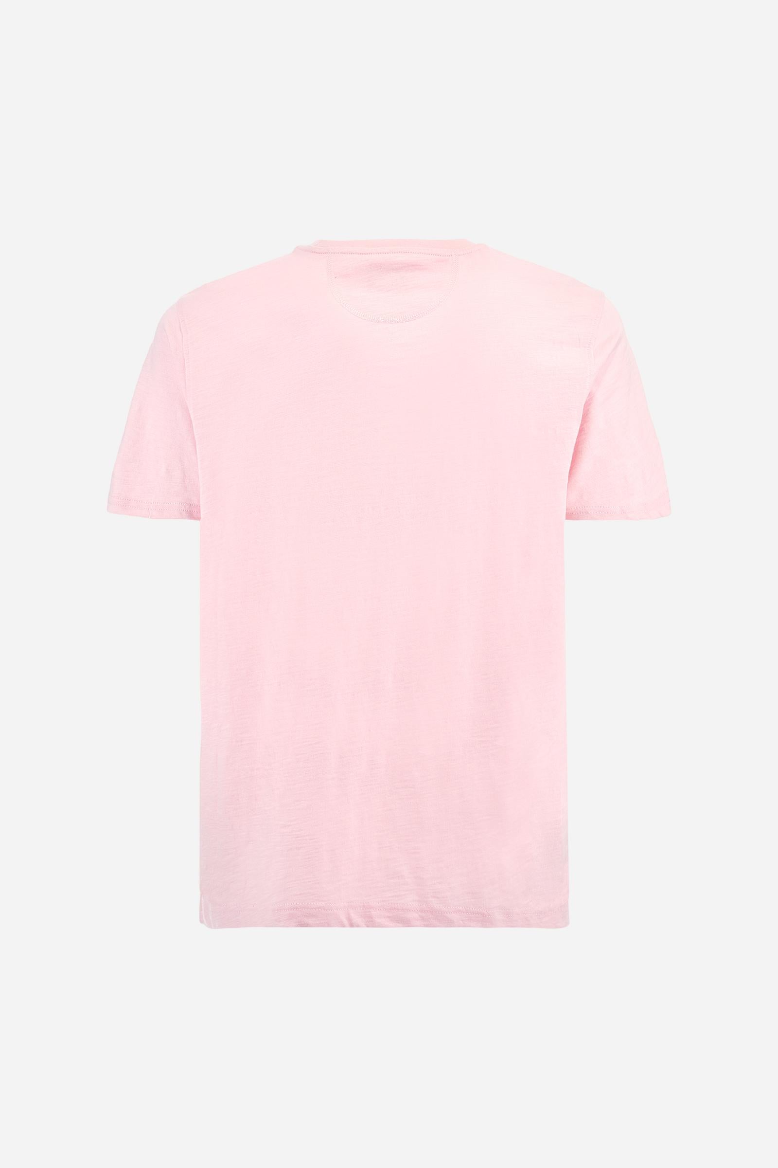 Men's short-sleeved T-shirt with a crew neck in a single colour. Made of 100% cotton. A small logo is embroidered on a chest pocket. Regular fit. The model wears a size L. - Parfait Pink