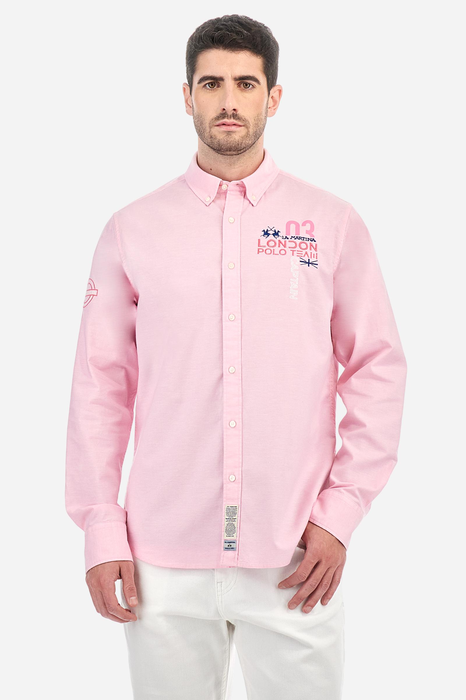 Men's long-sleeved single-colour shirt made of 100% Oxford cotton. Button-down collar. Featuring twill details on the inner collar and cuff. The graphics on the chest and sleeves are embroidered with contrasting coloured threads. The fit is regular. The model is wearing a size L. - Parfait Pink