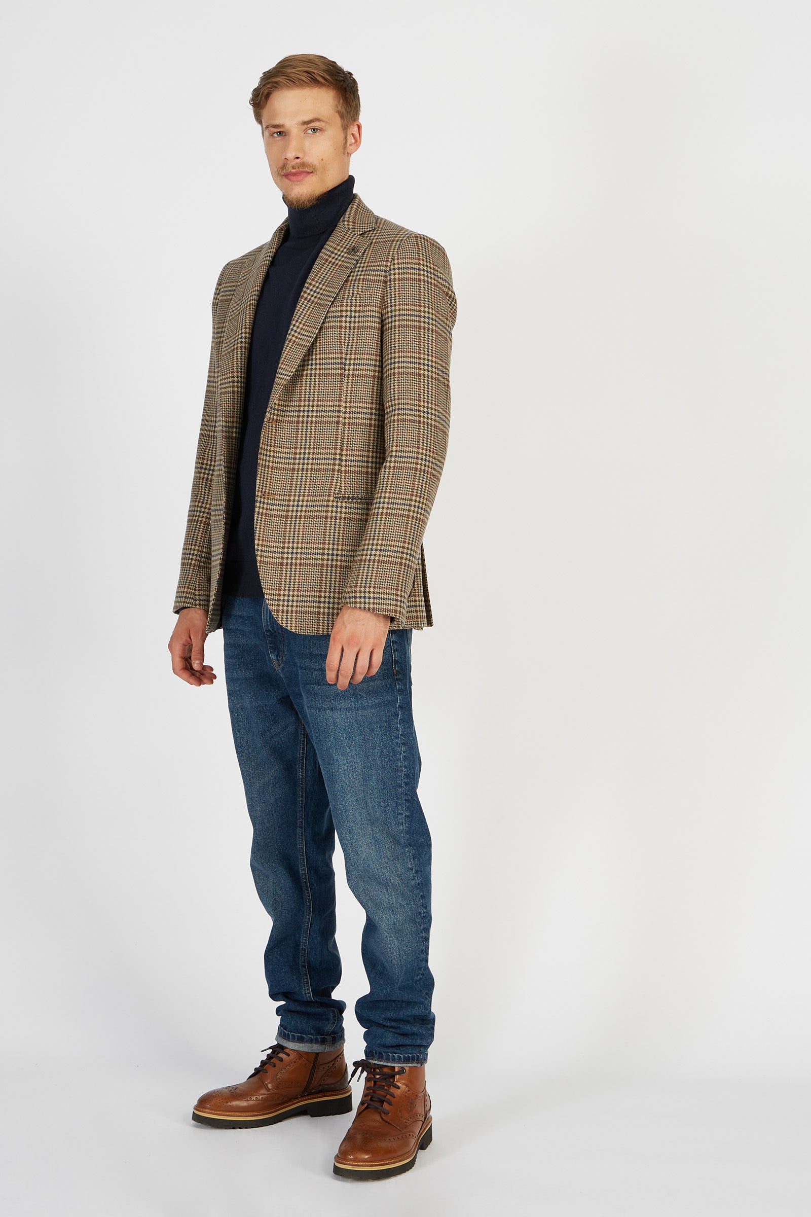 Men’s blazer jacket in wool blend, made in two colors with large plaid pattern. Classic front closure with two buttons, metallic logo applied on the eyelet. Perfect for a formal occasion or to match with a sporty look for a super current effect. The classic cut of the Blue Ribbon line makes it particular and original for an elegant or casual look. The regular fit fits perfectly to any body type. The model is 187 cm tall and wears a size L. - Tidal Foam/Navy