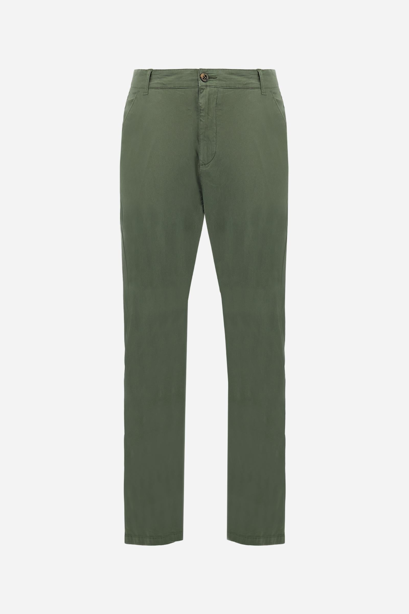 Single-colour men's chino trousers made of elasticated cotton twill. Zip fastening and faux horn button. Side slash pockets and folded waistband. On the back there are welt pockets with a flap and hidden button. The right front loop has a metal rivet with the flag of Argentina as an applied detail. Regular fit. The model is wearing a size 33. - Thyme