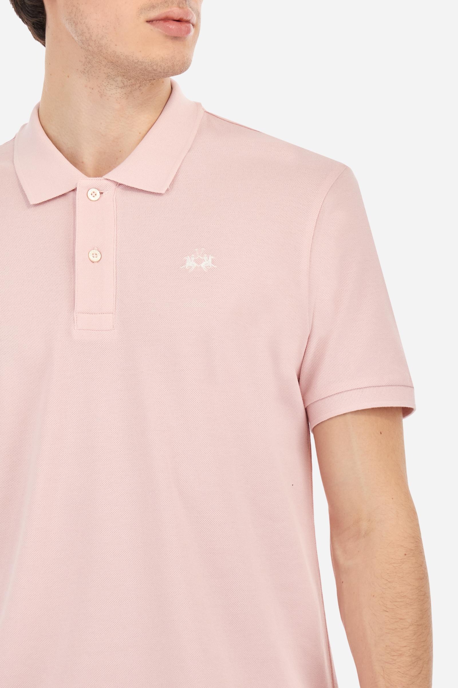 Men's plain-coloured, short-sleeved, regular-fit cotton polo shirt. Contrasting La Martina logo sewn onto the chest. This versatile garment goes perfectly with a pair of jeans from the collection. - Parfait Pink