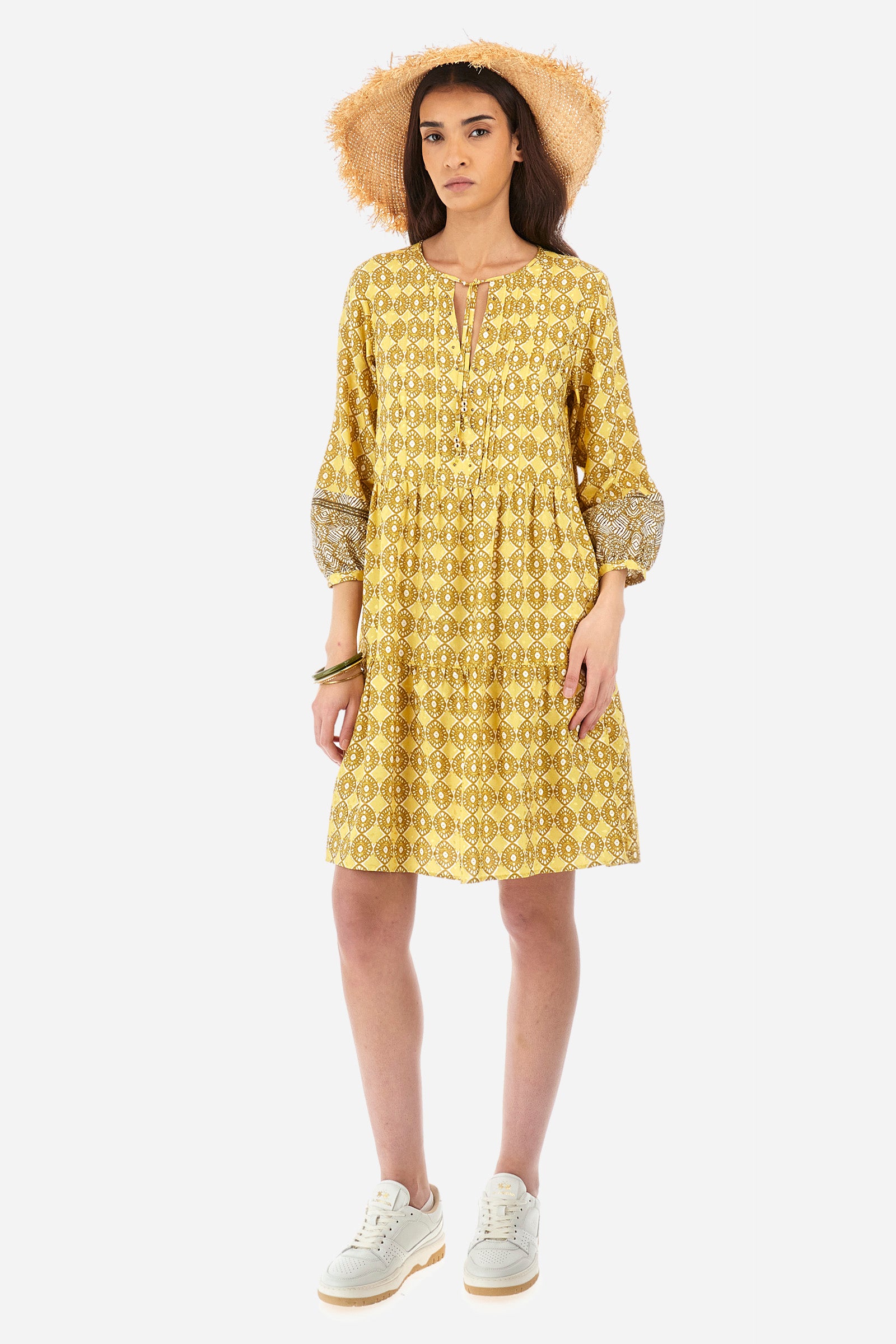 Women's geometric print dress with 3/4 sleeves. In a synthetic fabric. V-neck, tie at the neck and pleats on the chest. Soft, bell-shaped silhouette, knee-length. The fit is regular. The model wears a size 2. - Goldfinch/Arrow/Whit