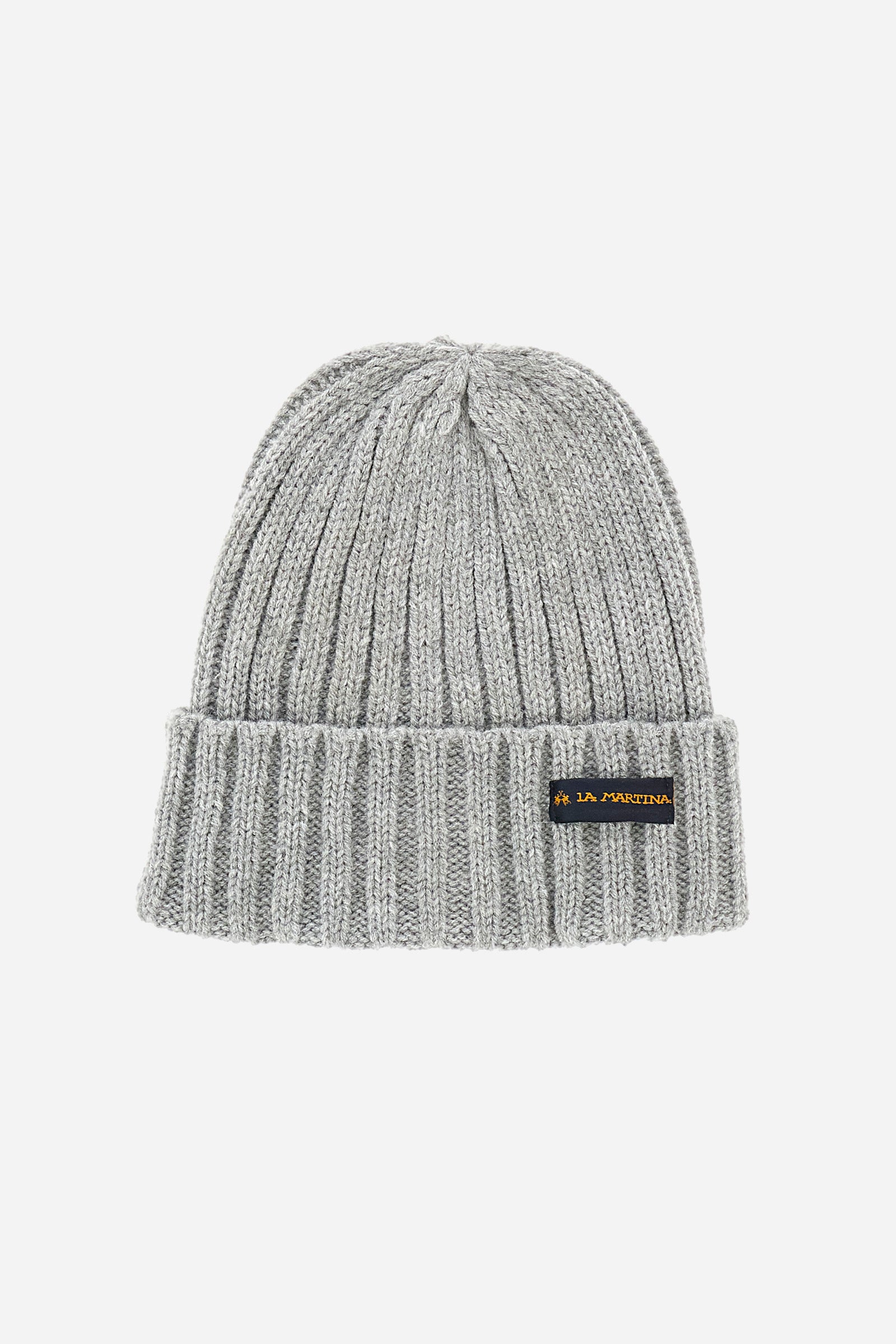 This unisex beanie is made from a high-quality polylana yarn and is available in solid colours for a simple and elegant look. The patch logo on the front gives a touch of originality and uniqueness to the accessory. Perfect for those who want to protect their heads from the cold in a subtle and sophisticated way. - Light Heather Grey