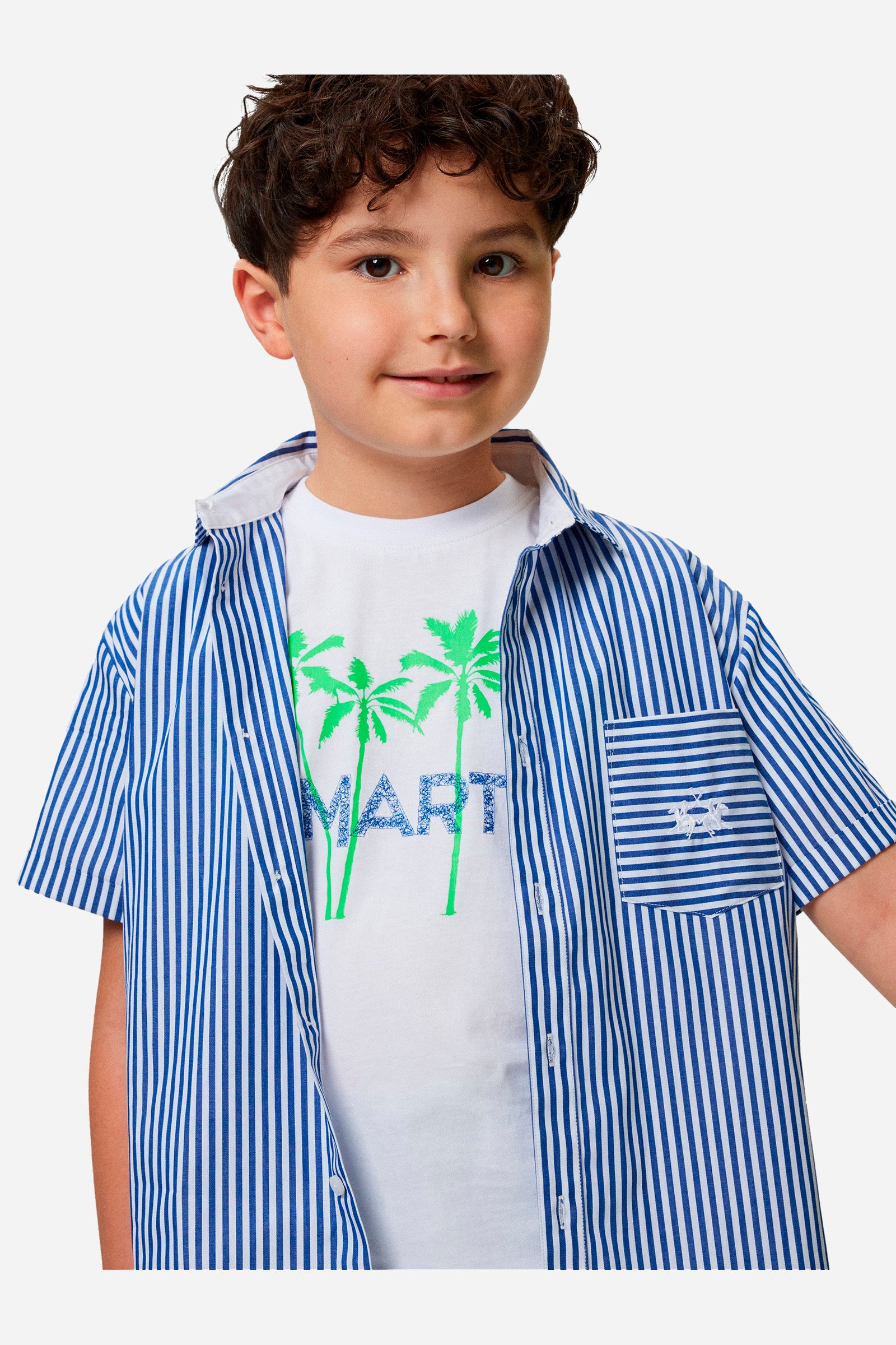 Boys' short-sleeved shirt with striped print, made of cotton poplin. Pointed collar. Pocket applied on the front with contrasting stripes. The logo is embroidered on the chest, left side. - Optic White/Blue
