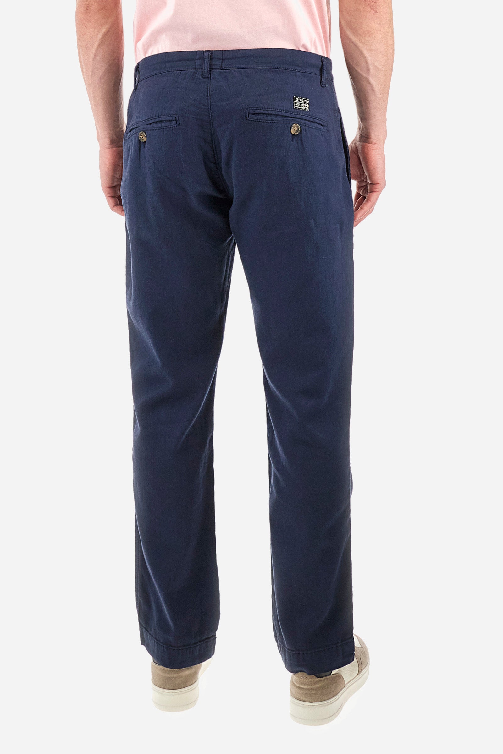 Men's single-colour chinos in cotton and linen. With belt loops, zip and button fastening. There are two open welt front pockets and two back pockets with a classic button fastening. There is a logo with a patch sewn onto the reverse. The fit is regular. The model wears a size 33. - Navy