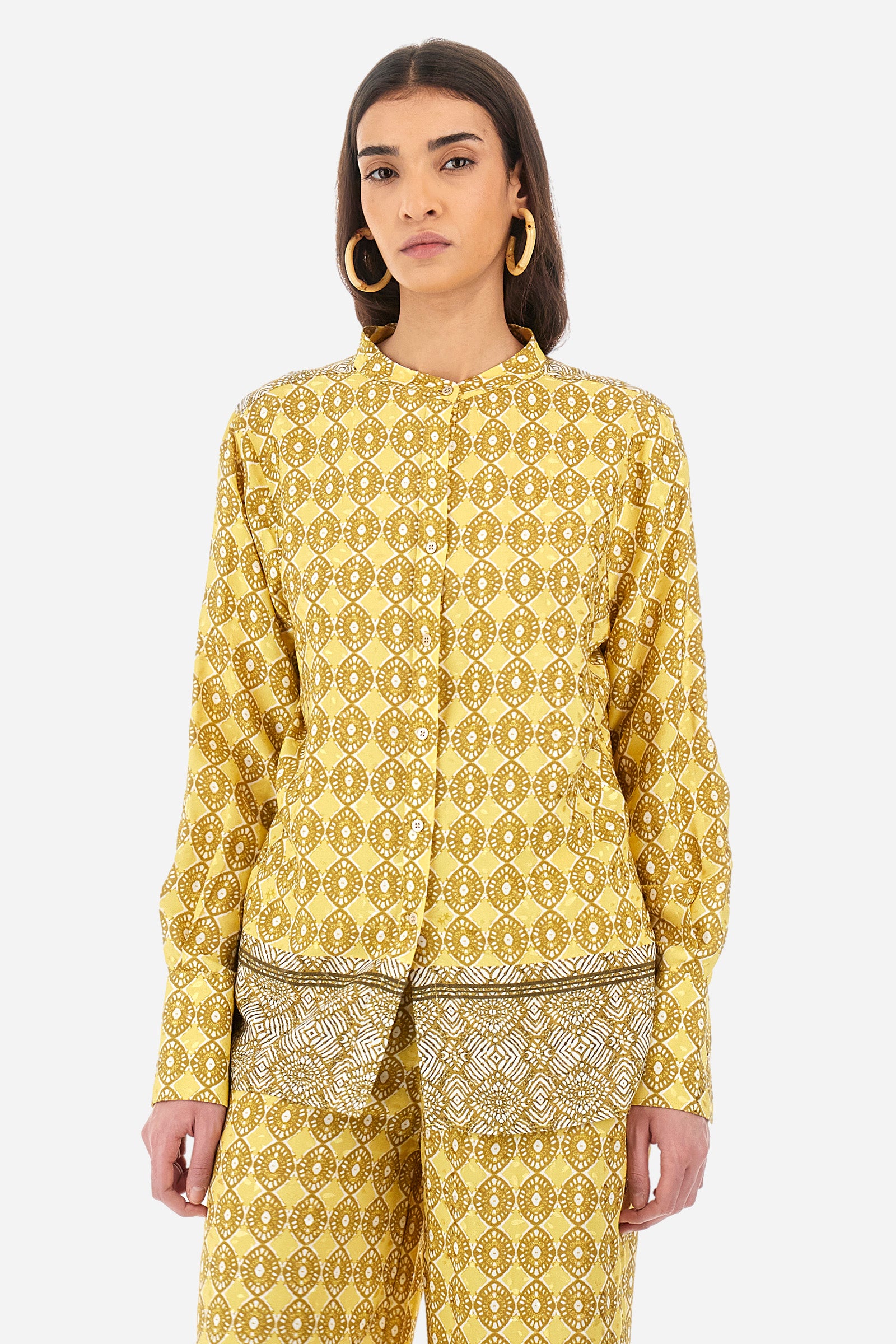 Women's long-sleeved shirt with a geometric print. Made in a synthetic fabric. Mandarin collar. With buttoned cuffs. The fit is regular. The model wears a size 2. - Goldfinch/Arrow/Whit