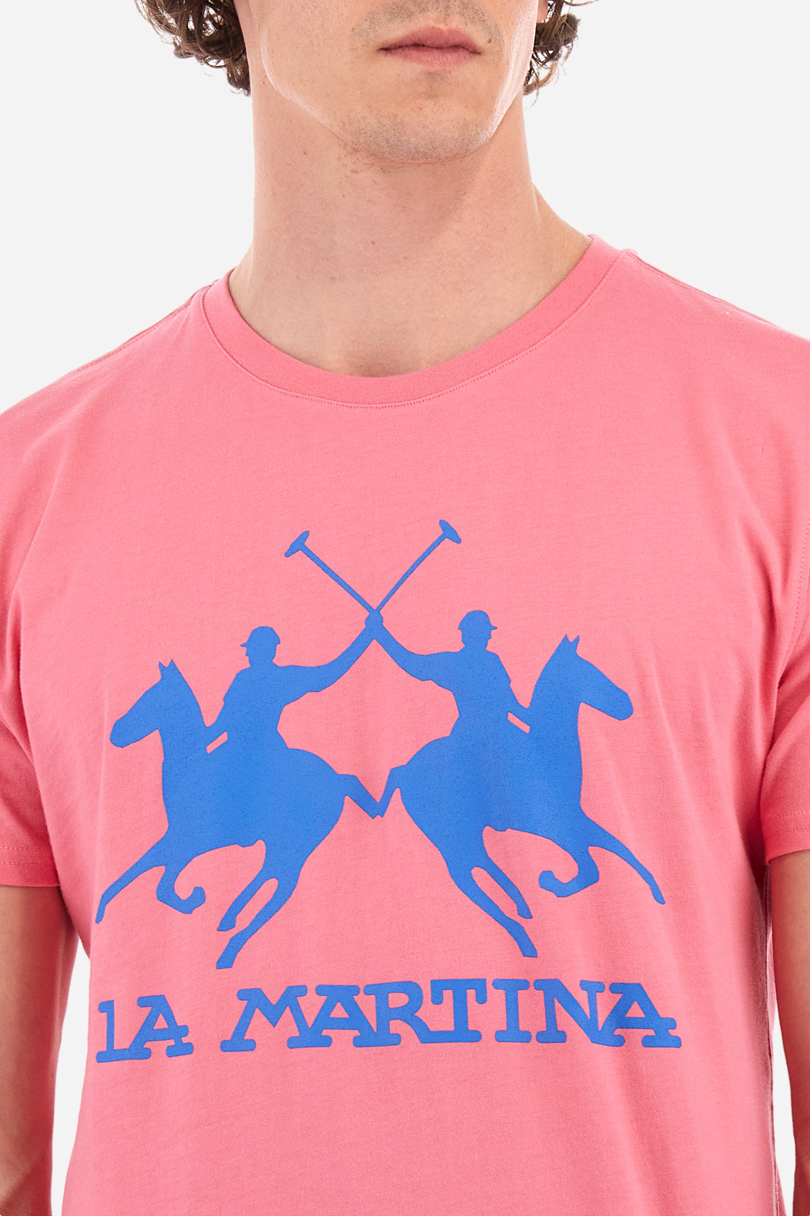 Men's short-sleeved T-shirt with a crew neck in a single colour. Made of 100% cotton. A large logo and the words "La Martina" are printed in contrast on the front. Regular fit. The model wears a size L. - Hot Pink