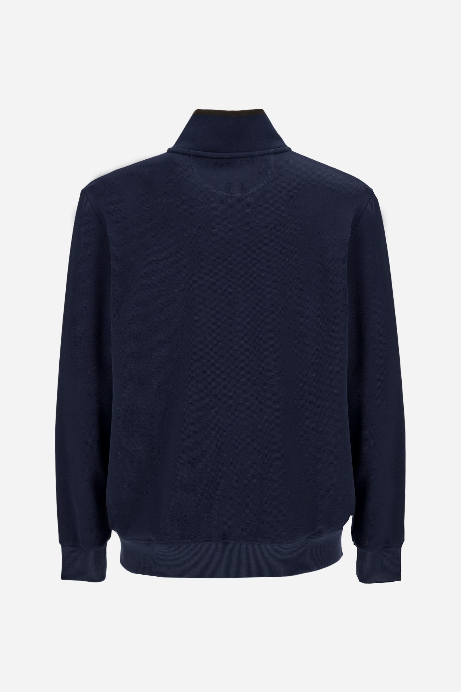 Men's long-sleeved, full-zip solid colour sweatshirt. Made of stretch cotton-blend piqué. Design with front opening fastened by a zip, high collar in two-tone ribbing. Solid colour ribbed cuffs and waistband. The small brand logo and Guards crest are embroidered in multi-coloured thread on the chest. On the right sleeve, there is another embroidery of a crest inspired by the British royal household. The regular fit silhouette is practical for everyday wear. The model is wearing a size L. - Navy