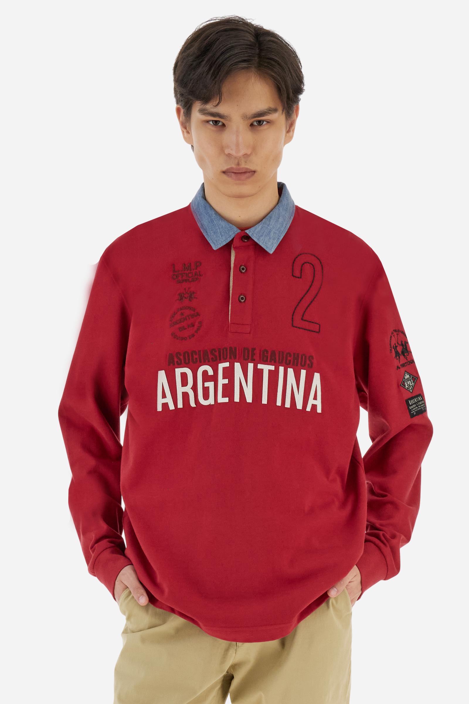 Men’s long-sleeve polo shirt in solid-colour cotton jersey with a warm touch. Contrast details on collar and three-button placket with mixed fabrics and colours. Patches and embroidery celebrate the Asociación Gauchos Argentinos. Small embroidered logo on the chest integrated with other graphics. Regular fit. The model wears size L. - Chili Pepper