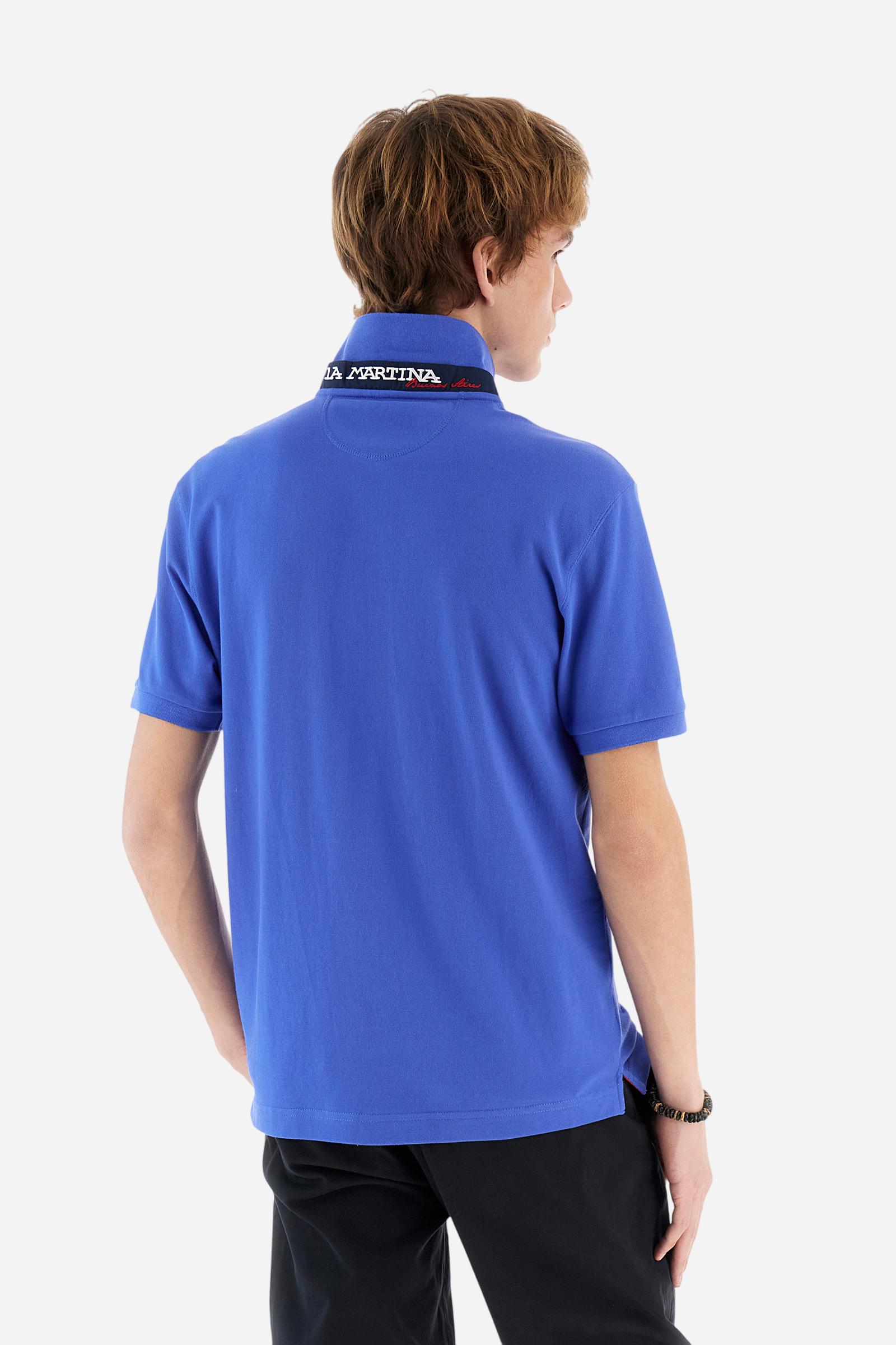 Men's plain short-sleeved polo shirt made from stretch piqué. Two-button fastening. The collar and cuffs are made from tone-on-tone ribbed fabric. Under the collar, there is a contrasting fabric panel with embroidered multicoloured lettering. The logo is embroidered on the left side of the chest in contrasting thread. Slim fit. The model is wearing a size L. - Dazzling Blue