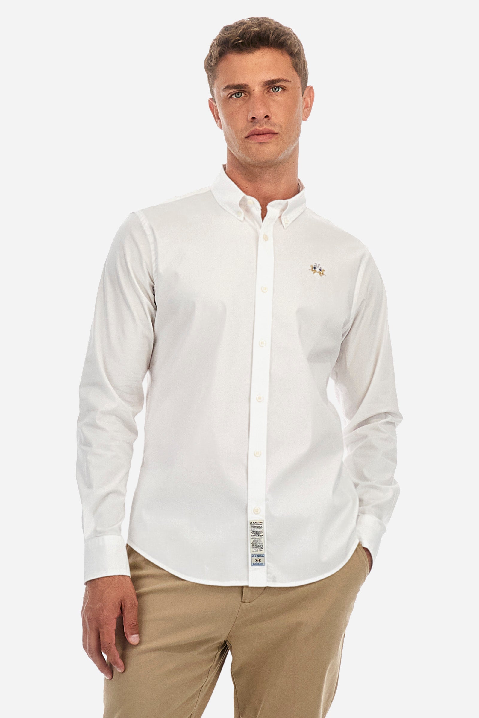 Men's single-colour shirt with long sleeves, made of stretch cotton. Button-down collar. With buttoned cuffs. Featuring a small embroidered logo on the front. Slim fit. The model is wearing a size L. - Optic White
