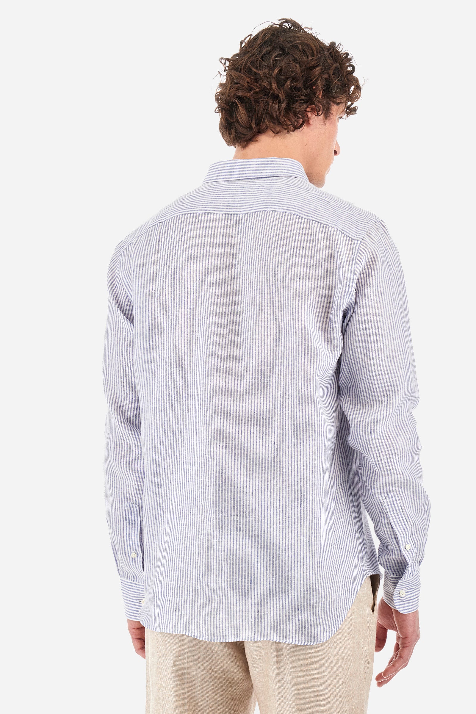 Men's long-sleeved shirt with a striped print, made of 100% linen. Button-down collar. With buttoned cuffs. With a small contrasting logo embroidered on the front. The fit is regular. The model wears a size L. - Optic White/Navy