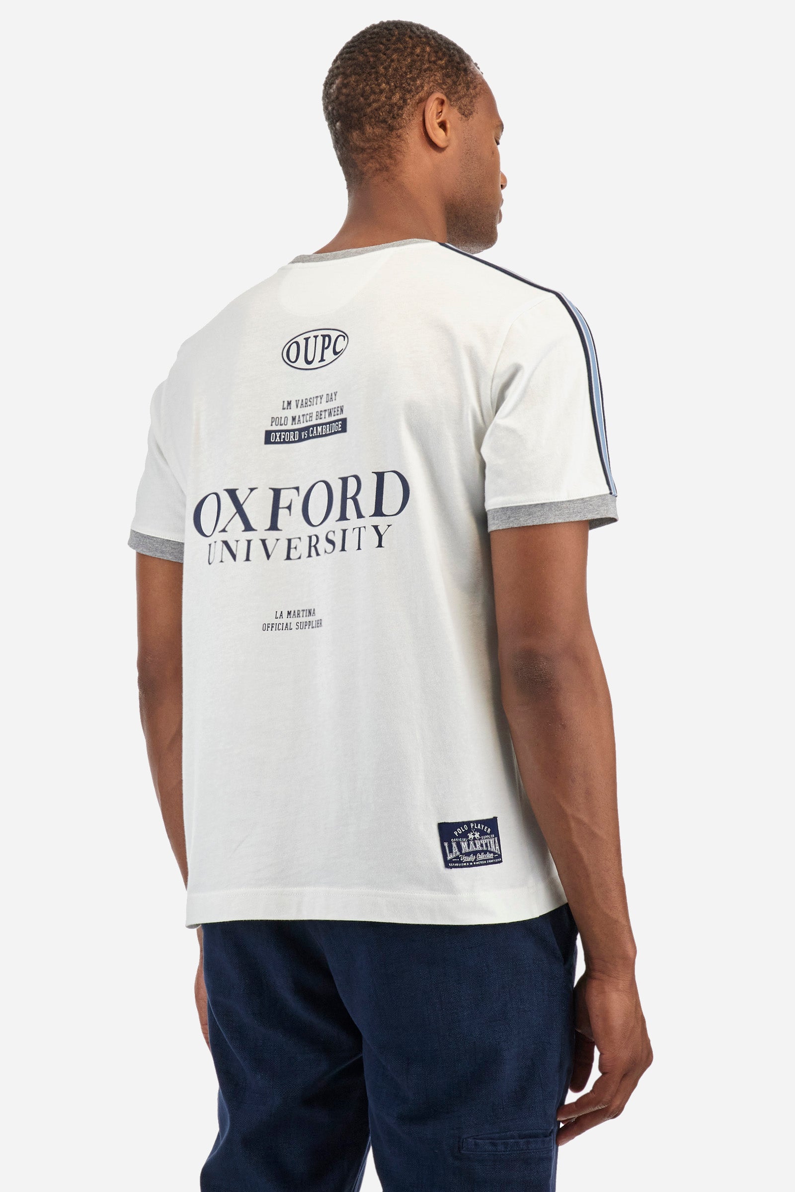 Men's plain short-sleeved T-shirt, made from 100% cotton. Contrasting crew neckline and sleeves. A symbol from the University line, containing the brand logo, is appliquéd on the front. Regular fit. The model is wearing a size L. - Off White
