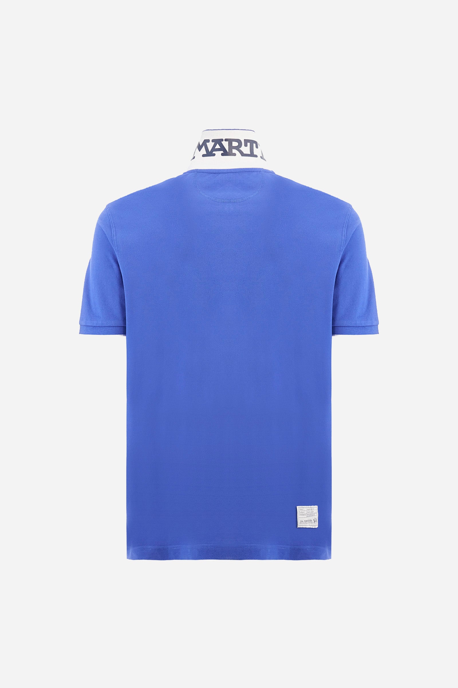 Men's plain short-sleeved polo shirt made from stretch piqué. Featuring a two-button fastening and a ribbon on the inside collar in contrasting coloured grosgrain. The collar and cuffs are in matching rib knit, with the undercollar also in rib knit but in a contrasting colour. The large logo is embroidered on the chest, left side with contrasting coloured thread. The undercollar features a print of the La Martina lettering in a contrasting colour. Regular fit. The model is wearing a size L. - Dazzling Blue