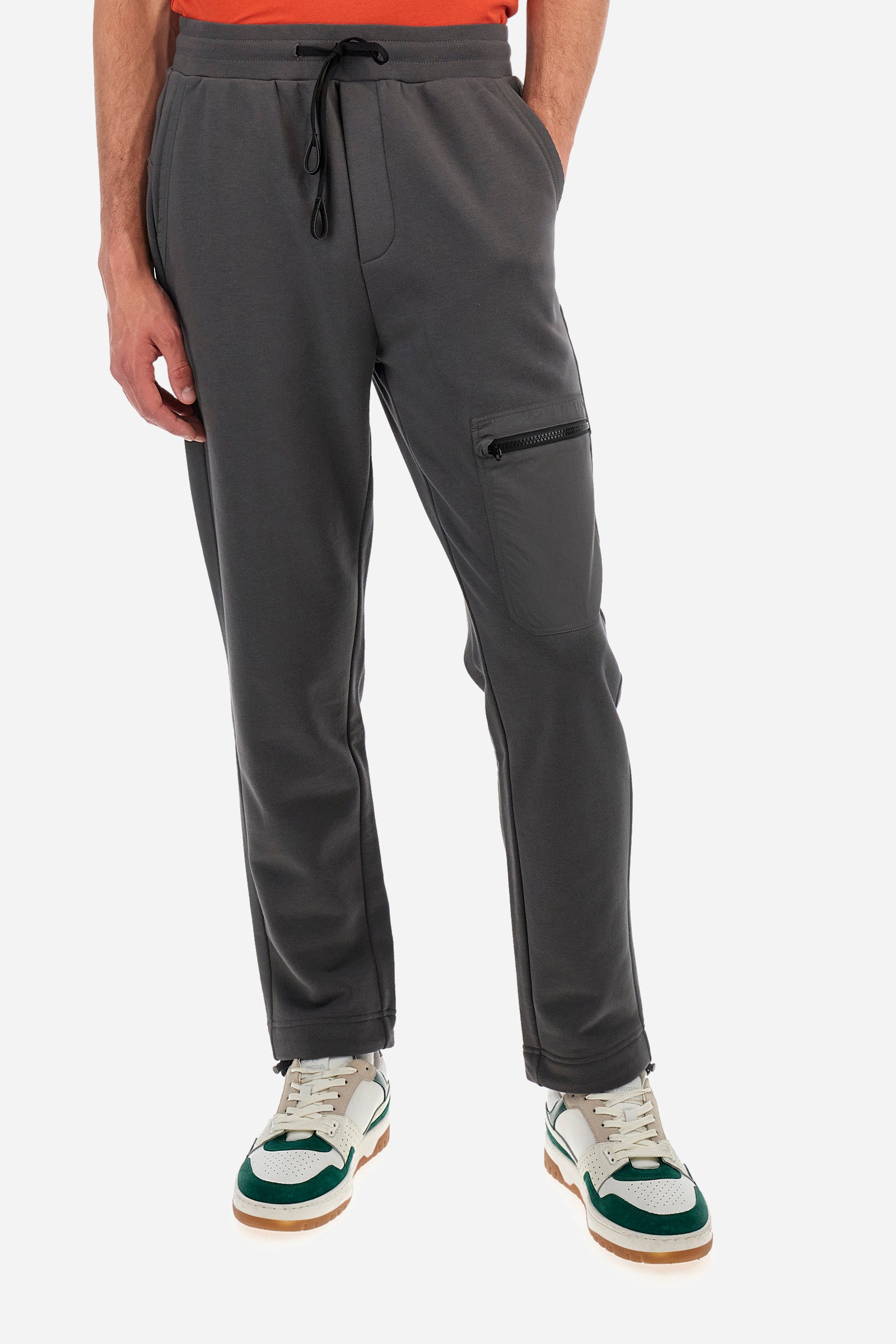 Men's plain jogging bottoms, made from a cotton blend. Drawstring waist and cuffs. Double front pocket. There is an additional zipped pocket on the front. The logo appears on an appliquéd plaque the back. Regular fit. The model is wearing a size L. - Rabbit