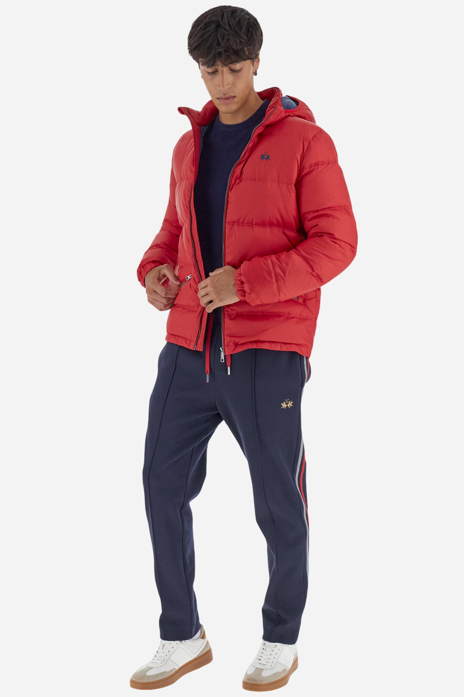 Men’s joggers made of cotton fleece with elastic waistband and contrast drawstring finished with personalized metal tips. Side inset pockets and colorful side bands add a dynamic touch. A central vertical crease on the leg refines the sporty design. Small embroidered logo in contrast under the left pocket. Regular straight-leg fit for a modern, everyday look. Model wears size L. - Navy