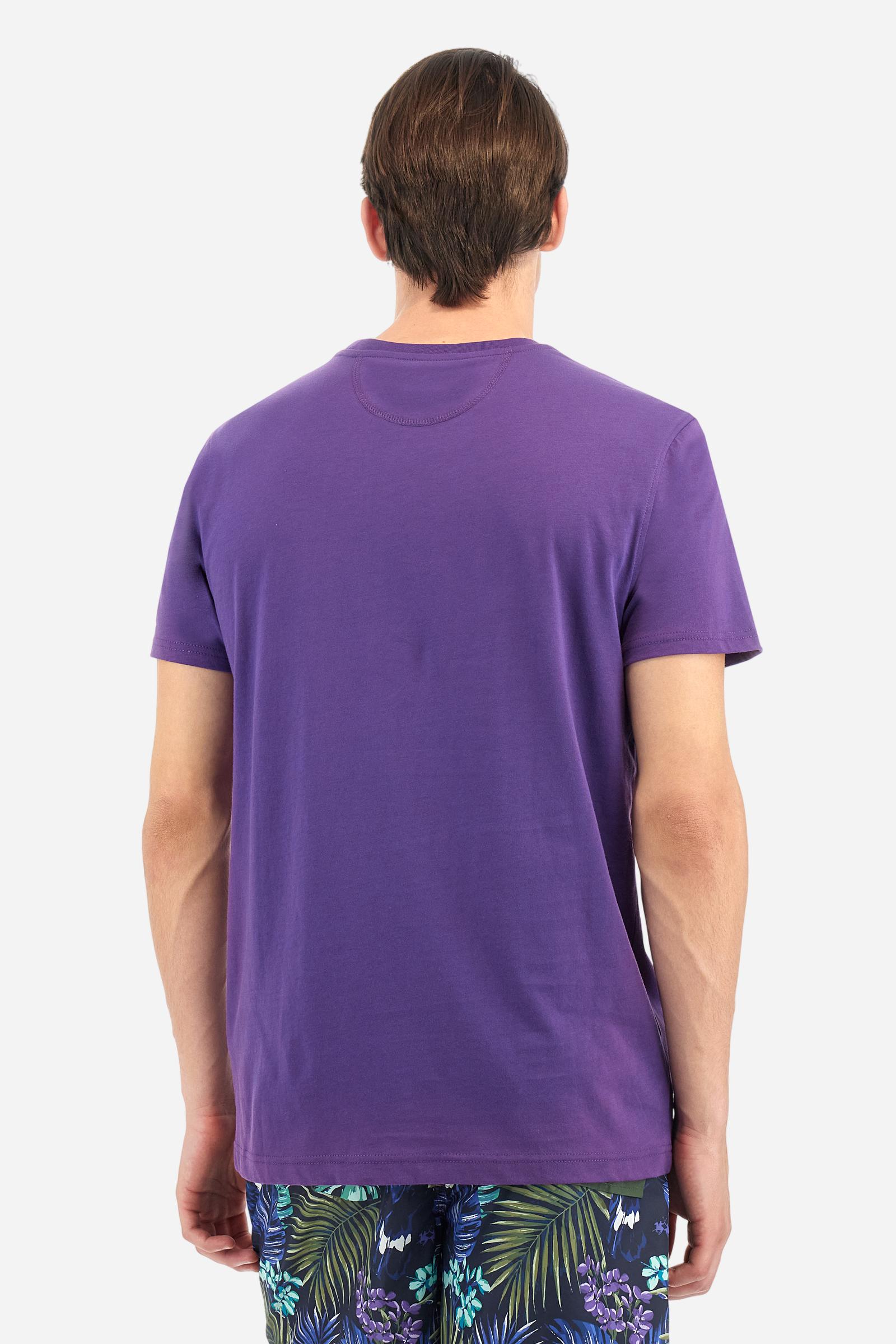 Men's short-sleeved crew-neck T-shirt in solid colour with embroidered logo in contrasting colour on the chest. Made of 100% cotton with a regular fit. It is perfect paired with Bermuda shorts or trousers for a casual and trendy look. Suitable for leisure time. The model is 187 cm tall and wears a size L. - Acai