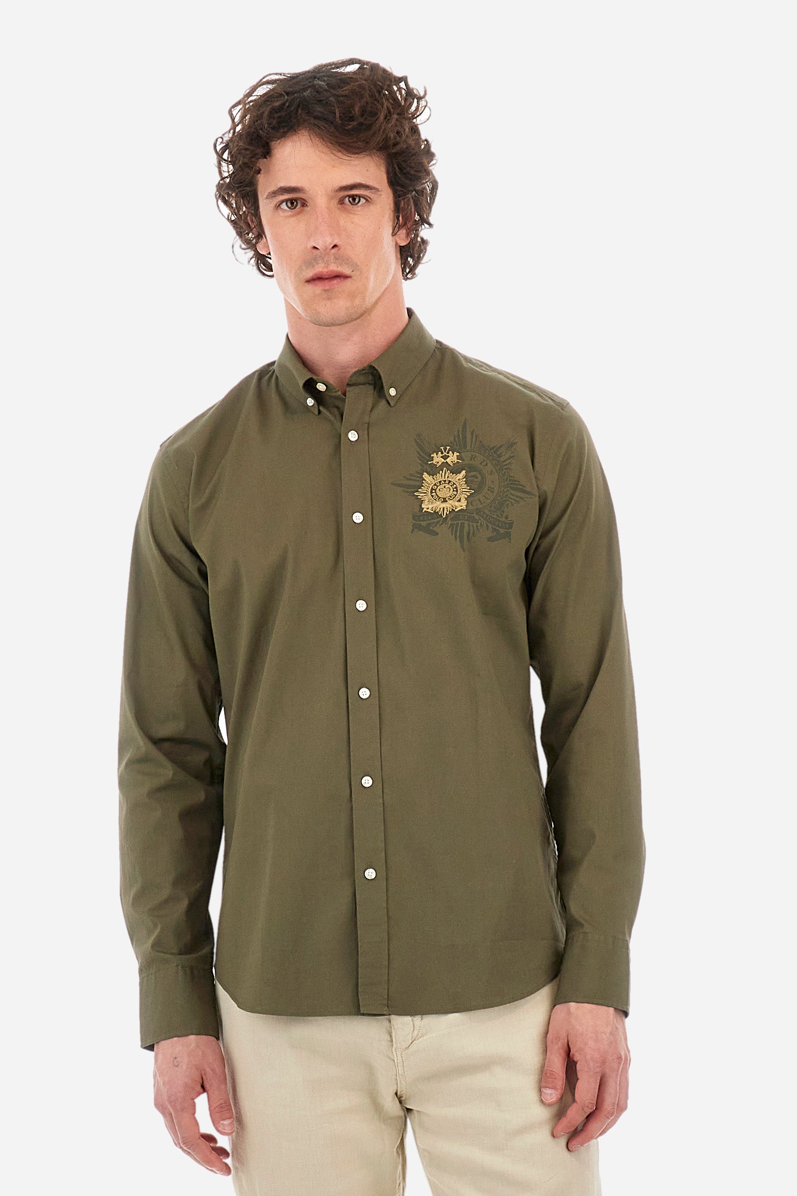 Men's single-colour long-sleeved shirt in elasticated cotton. Button-down collar. With buttoned cuffs. A small logo and the Guards line symbol are embroidered on the front. The fit is regular. The model wears a size L. - Military Olive
