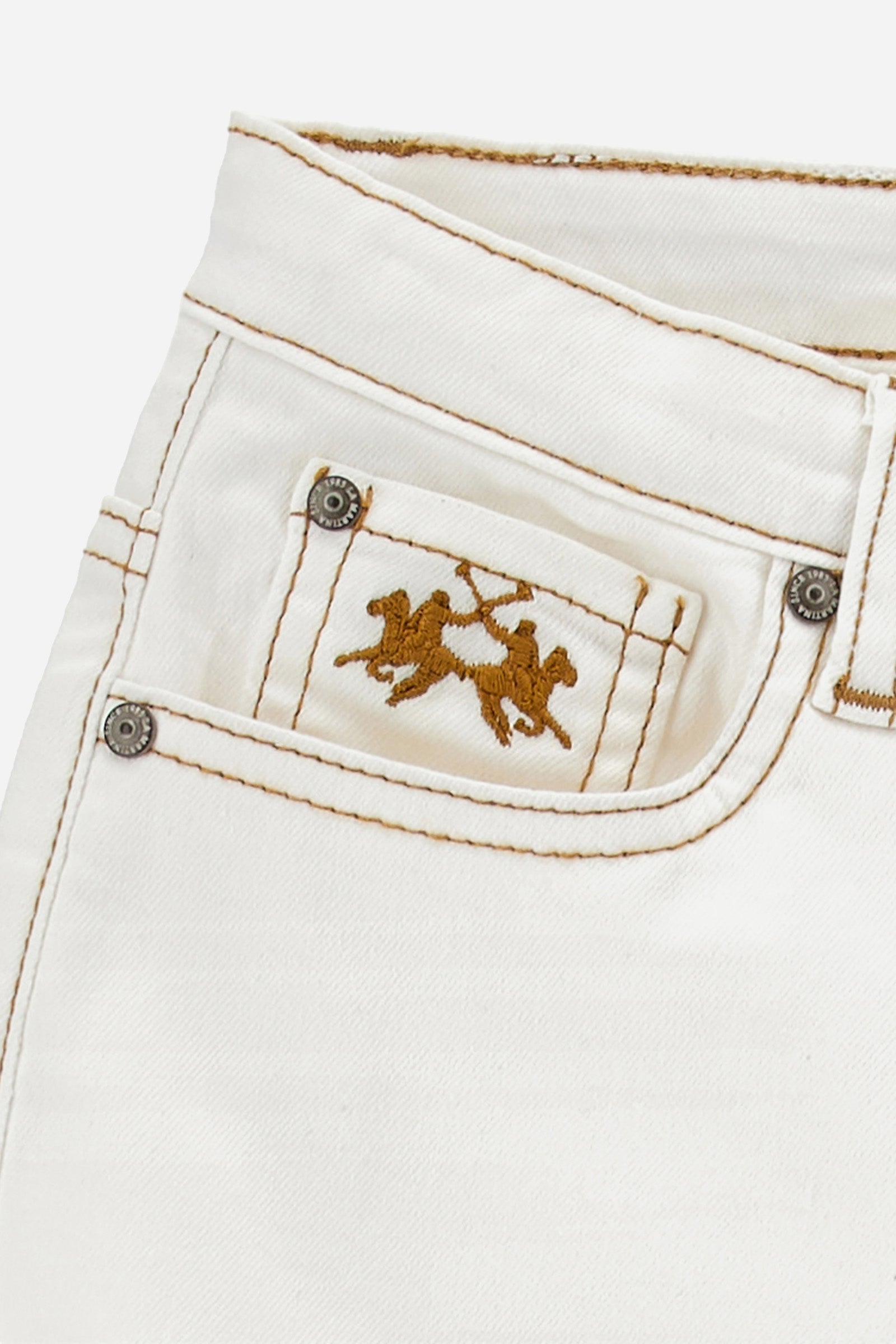 Boys' jeans in stretch denim. Light wash. Five-pocket model. Contrast stitching. Regular fit. The logo is on the breast pocket on the front. - White Bull Denim