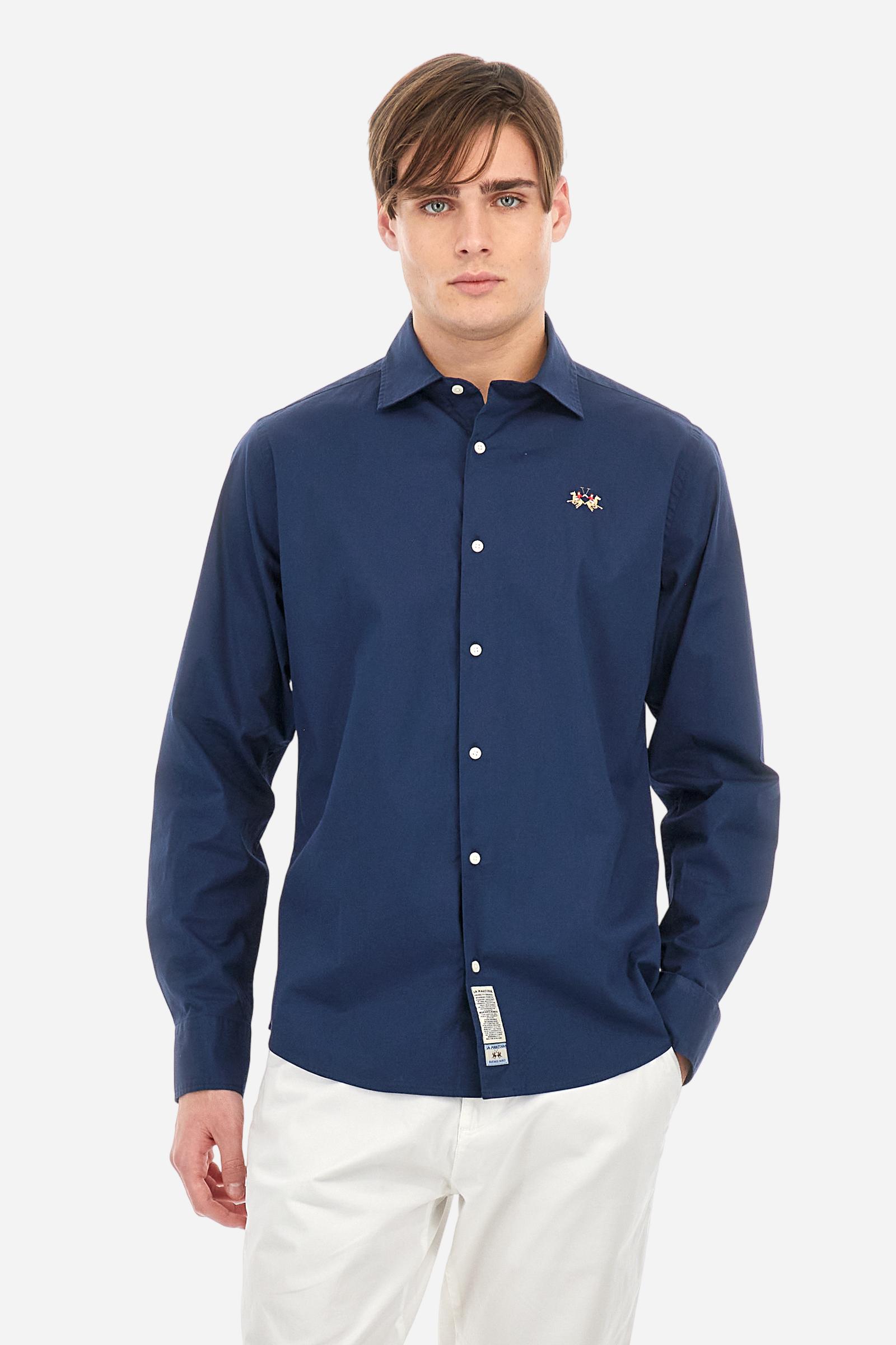 Men's single-colour long-sleeved shirt, made from 100% cotton poplin. Spread collar. The tricolour logo embroidery is on the chest, left side. The fit is slim. The model is wearing a size L. - Navy