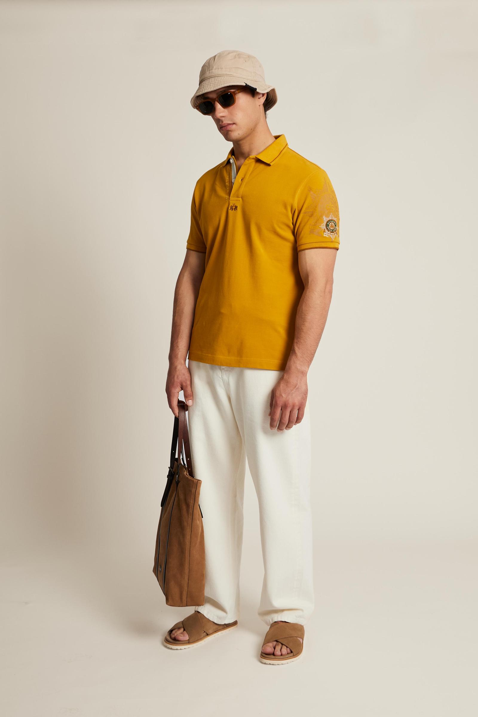 Men’s short-sleeve polo shirt in 100% cotton piqué with contrasting details, ribbed collar, and a unique graphic on the sleeve celebrating the Guards capsule - Tawny Olive