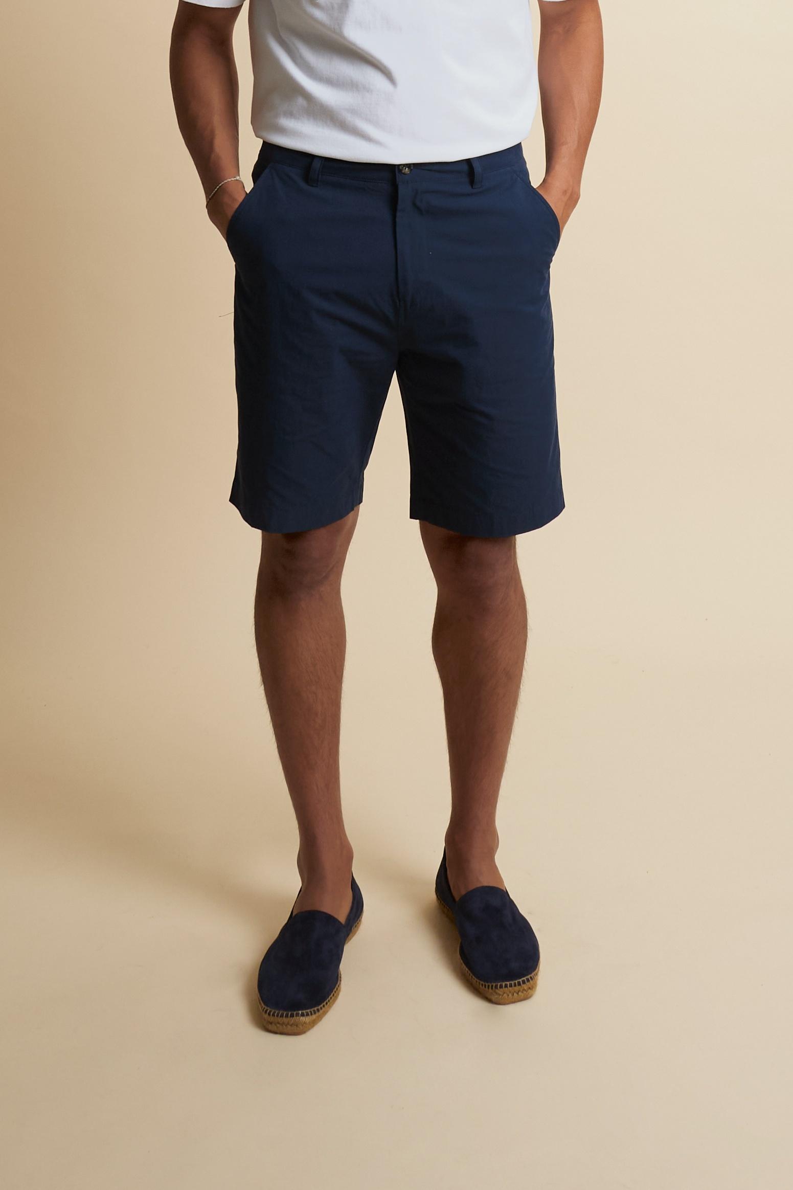 Men’s bermuda shorts in high-density 100% cotton poplin. Classic design with side pockets, zip fly and horn-effect button. Rear welt pockets and “Black Edition” label above the right back pocket. Regular fit with straight leg and above-the-knee length. The model wears size 33. - Navy